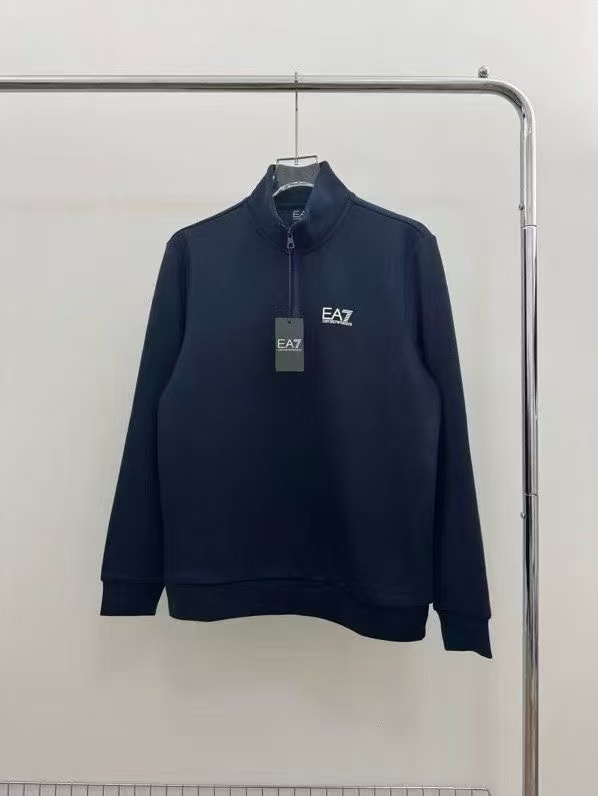 215💰（编号68）
原厂正品 客供面料 EA系意大利🇮🇹阿玛泥半拉链套头棉质精梳抓绒卫衣  
精梳棉质感！穿上轻松也不闷！半拉链设计 灵活度高！易协调内搭！搭配出新魅力！
标牌齐全 柔和触肤！棉感力温柔！
胸前logo印花 字母鹰标 反衬色印花 高辨识度！大小适中！不张扬不低调 刚好展露角色！上身魅力相随！
拉链拉头也雕刻字母标识 也很精工！非常积蕴！
回头看下细节接拍！面料纹理纹路也很清晰质感！细腻入微 不闷不躁！温和优雅！
后脖领条纹标识！拉长修高气度 灵活随性！前后呼应 小魅力不断！
蓝色是最为百搭的经典颜色也比较受欢迎！不挑人！不挑肥瘦！休闲与上班 运动 都可以穿。非常干脆 自然 利落 轻松！
衣服里面加绒设计 保暖 还透气不闷 上身简洁灵活出气度！
下摆和袖口 弹力罗纹塑形 ！服帖又不紧绷！
整件衣服保暖驱寒意 结合外部棉质精梳纹路纹理 达到同时也不闷！ 内外兼修的好物！
半拉链也可以很好的调节裸露打底衫！多一层不同的魅力展示！
喜欢的入。尺码S-XXL