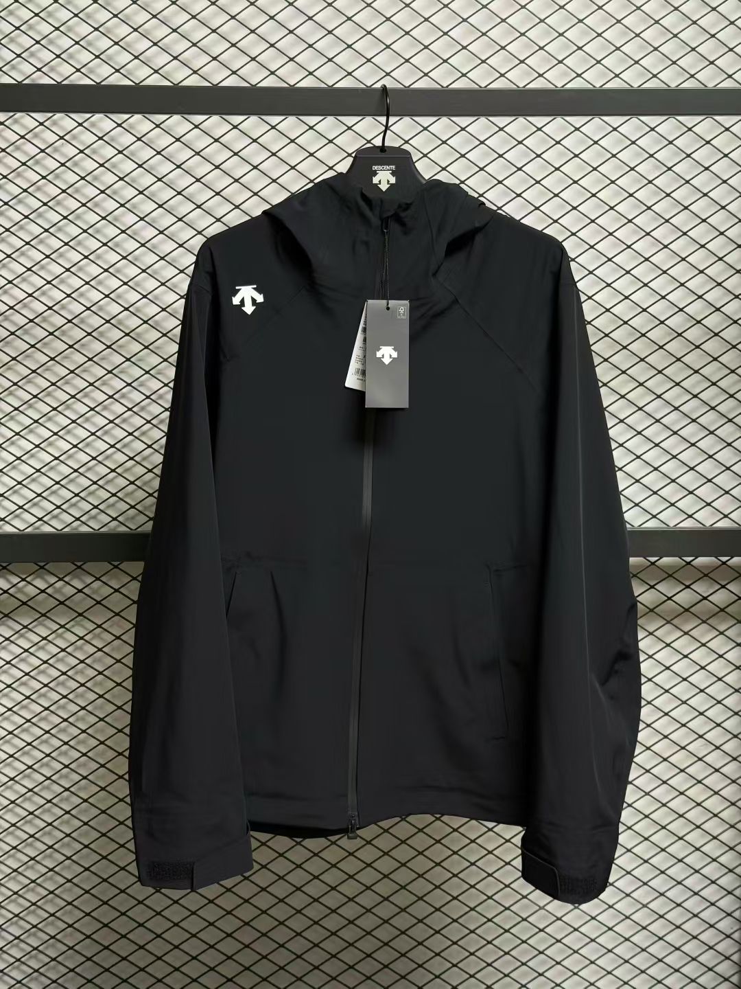 480💰（编号68）
正品 2025情侣款冲锋衣 【极夜黑|专业综训冲锋衣】
原厂渠道 小贵 随意对比 
尺码：M L XL XXL XXXL
M适合100-130斤【胸围114】
L适合130-150斤【胸围118】
XL适合150-170斤【胸围122】
XXL适合170-190斤【胸围126】
XXXL适合190-210斤【胸围130】

以深邃极夜黑为基调，这款男士3L冲锋衣专为高强度综训与户外挑战设计。采用顶级3L功能面料，集防水、透湿、耐磨于一体，应对骤雨、强风与多变气候依然游刃有余。全衣接缝处精密压胶处理，彻底杜绝雨水渗透，守护干爽体感。

细节匠心满满:YKK防水拉链有效减少雨水侵入;可调节帽檐与下摆，强化头部及腰部防风防雨保护;魔术贴袖口自由松紧，防止冷风灌入。无论是山地训练、城市疾走，或是突发恶劣天气，它都能以轻量防护提升运动表现，成就无拘无束的行动体验。

功能与风格并存，极夜黑低调而强大一伴你直面风雨，从容前行。