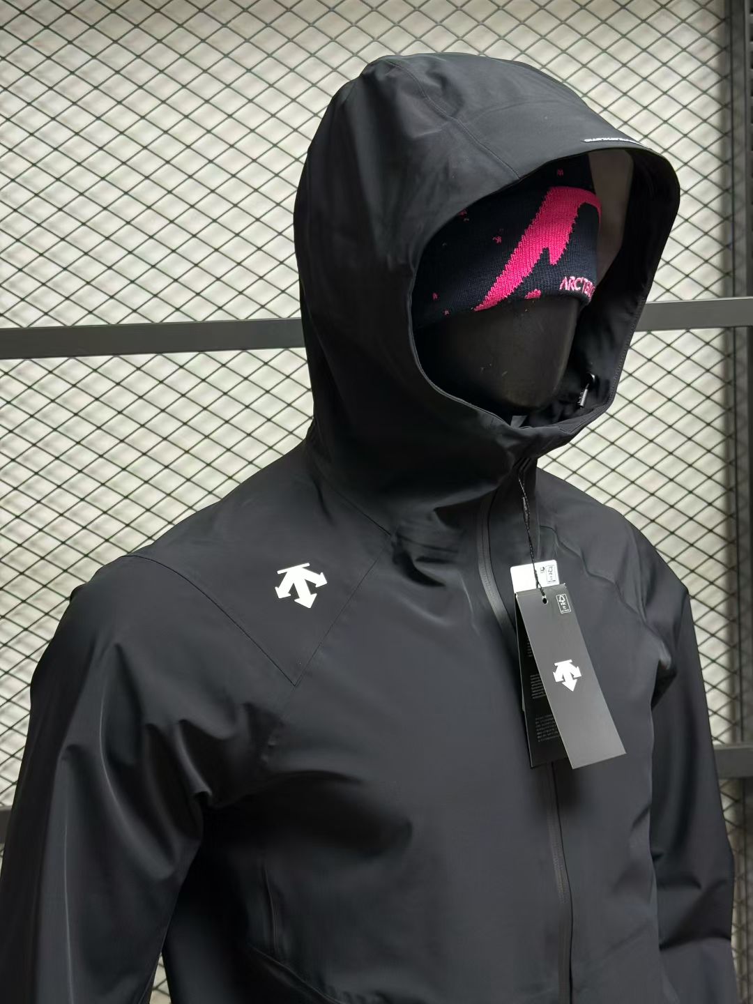 480💰（编号68）
正品 2025情侣款冲锋衣 【极夜黑|专业综训冲锋衣】
原厂渠道 小贵 随意对比 
尺码：M L XL XXL XXXL
M适合100-130斤【胸围114】
L适合130-150斤【胸围118】
XL适合150-170斤【胸围122】
XXL适合170-190斤【胸围126】
XXXL适合190-210斤【胸围130】

以深邃极夜黑为基调，这款男士3L冲锋衣专为高强度综训与户外挑战设计。采用顶级3L功能面料，集防水、透湿、耐磨于一体，应对骤雨、强风与多变气候依然游刃有余。全衣接缝处精密压胶处理，彻底杜绝雨水渗透，守护干爽体感。

细节匠心满满:YKK防水拉链有效减少雨水侵入;可调节帽檐与下摆，强化头部及腰部防风防雨保护;魔术贴袖口自由松紧，防止冷风灌入。无论是山地训练、城市疾走，或是突发恶劣天气，它都能以轻量防护提升运动表现，成就无拘无束的行动体验。

功能与风格并存，极夜黑低调而强大一伴你直面风雨，从容前行。