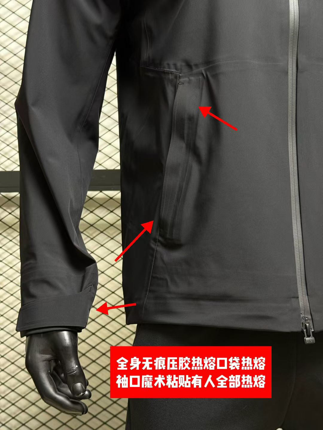 480💰（编号68）
正品 2025情侣款冲锋衣 【极夜黑|专业综训冲锋衣】
原厂渠道 小贵 随意对比 
尺码：M L XL XXL XXXL
M适合100-130斤【胸围114】
L适合130-150斤【胸围118】
XL适合150-170斤【胸围122】
XXL适合170-190斤【胸围126】
XXXL适合190-210斤【胸围130】

以深邃极夜黑为基调，这款男士3L冲锋衣专为高强度综训与户外挑战设计。采用顶级3L功能面料，集防水、透湿、耐磨于一体，应对骤雨、强风与多变气候依然游刃有余。全衣接缝处精密压胶处理，彻底杜绝雨水渗透，守护干爽体感。

细节匠心满满:YKK防水拉链有效减少雨水侵入;可调节帽檐与下摆，强化头部及腰部防风防雨保护;魔术贴袖口自由松紧，防止冷风灌入。无论是山地训练、城市疾走，或是突发恶劣天气，它都能以轻量防护提升运动表现，成就无拘无束的行动体验。

功能与风格并存，极夜黑低调而强大一伴你直面风雨，从容前行。
