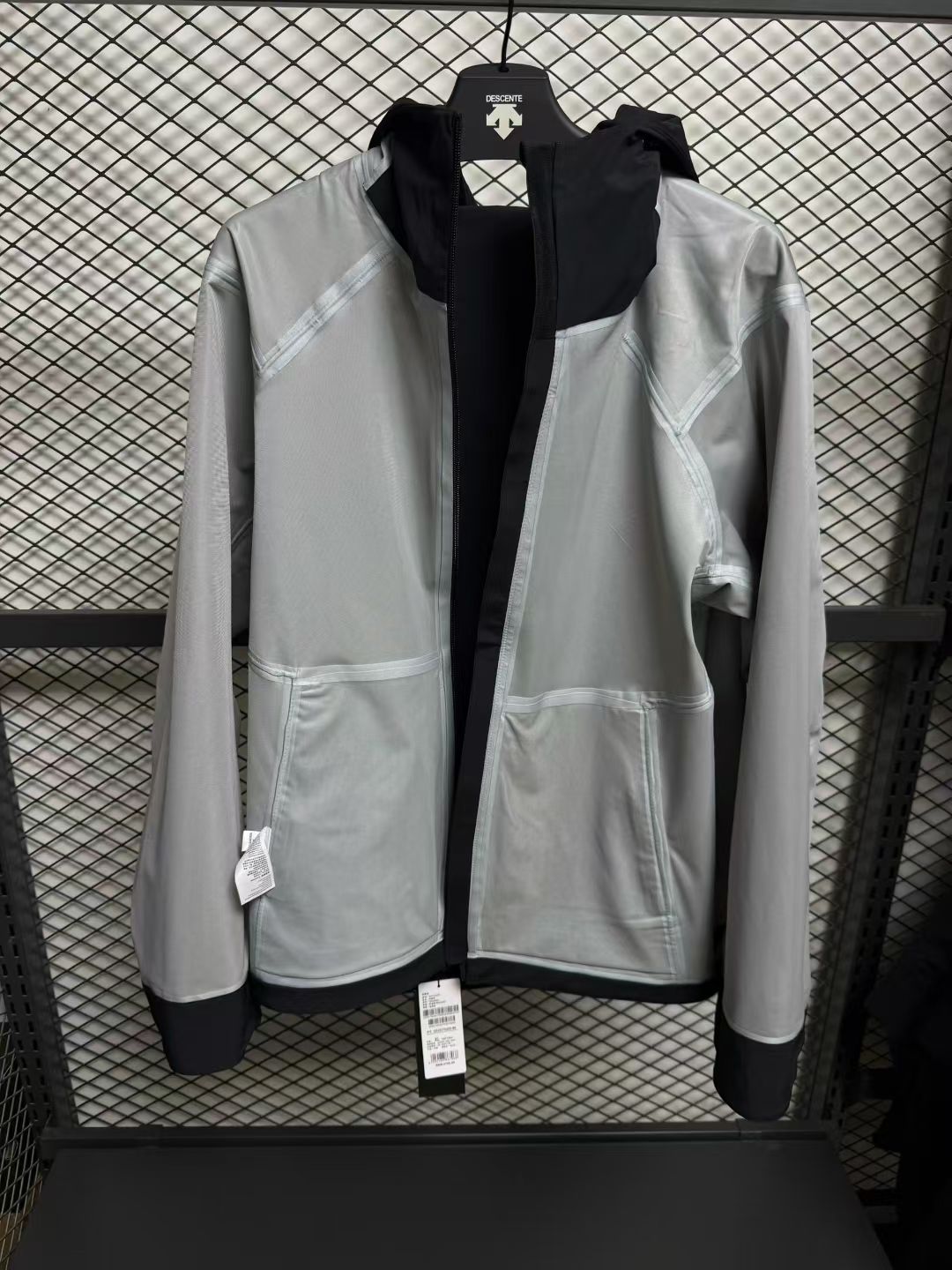 480💰（编号68）
正品 2025情侣款冲锋衣 【极夜黑|专业综训冲锋衣】
原厂渠道 小贵 随意对比 
尺码：M L XL XXL XXXL
M适合100-130斤【胸围114】
L适合130-150斤【胸围118】
XL适合150-170斤【胸围122】
XXL适合170-190斤【胸围126】
XXXL适合190-210斤【胸围130】

以深邃极夜黑为基调，这款男士3L冲锋衣专为高强度综训与户外挑战设计。采用顶级3L功能面料，集防水、透湿、耐磨于一体，应对骤雨、强风与多变气候依然游刃有余。全衣接缝处精密压胶处理，彻底杜绝雨水渗透，守护干爽体感。

细节匠心满满:YKK防水拉链有效减少雨水侵入;可调节帽檐与下摆，强化头部及腰部防风防雨保护;魔术贴袖口自由松紧，防止冷风灌入。无论是山地训练、城市疾走，或是突发恶劣天气，它都能以轻量防护提升运动表现，成就无拘无束的行动体验。

功能与风格并存，极夜黑低调而强大一伴你直面风雨，从容前行。