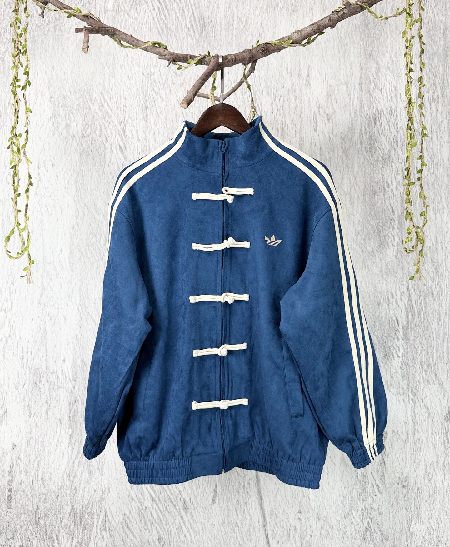 @150 款号：F232-顶级版本 Adidas originals & CTT 蛇年限定三叶草新中式立领唐装运动夹克外套 新款唐装 经典盘扣设计打造复古中国风 软麂皮材质摸上去软乎乎的 穿着很舒适 第一眼就爱上了啊可搭配连帽卫衣松弛感一…