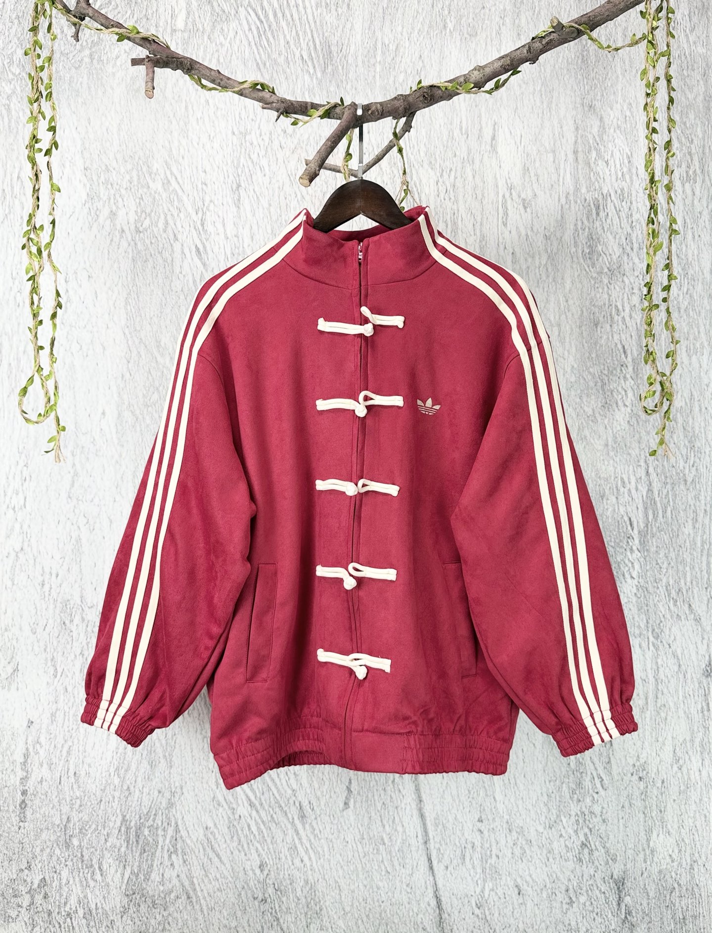@150 款号：F232-顶级版本 Adidas originals & CTT 蛇年限定三叶草新中式立领唐装运动夹克外套 新款唐装 经典盘扣设计打造复古中国风 软麂皮材质摸上去软乎乎的 穿着很舒适 第一眼就爱上了啊可搭配连帽卫衣松弛感一…