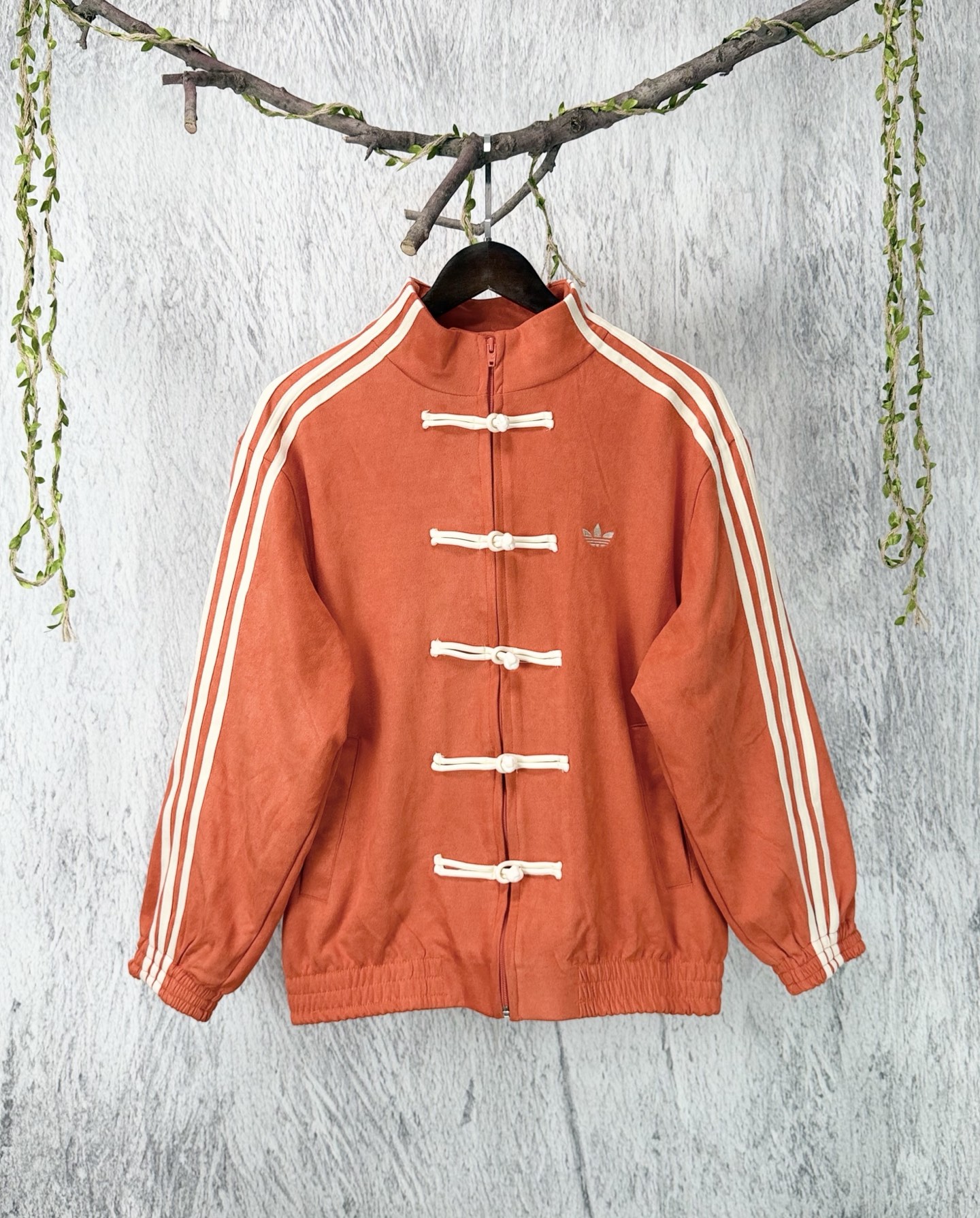 @150 款号：F232-顶级版本 Adidas originals & CTT 蛇年限定三叶草新中式立领唐装运动夹克外套 新款唐装 经典盘扣设计打造复古中国风 软麂皮材质摸上去软乎乎的 穿着很舒适 第一眼就爱上了啊可搭配连帽卫衣松弛感一…