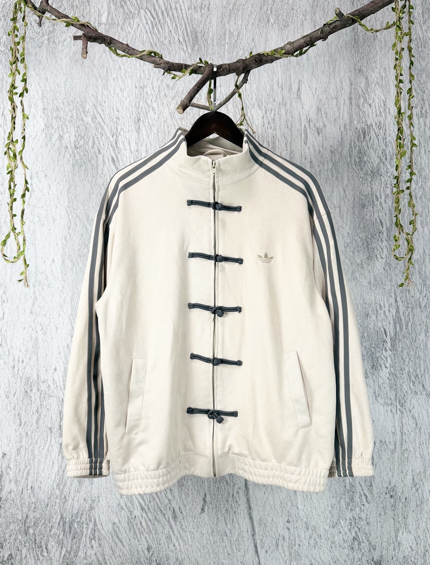 @150 款号：F232-顶级版本 Adidas originals & CTT 蛇年限定三叶草新中式立领唐装运动夹克外套 新款唐装 经典盘扣设计打造复古中国风 软麂皮材质摸上去软乎乎的 穿着很舒适 第一眼就爱上了啊可搭配连帽卫衣松弛感一…