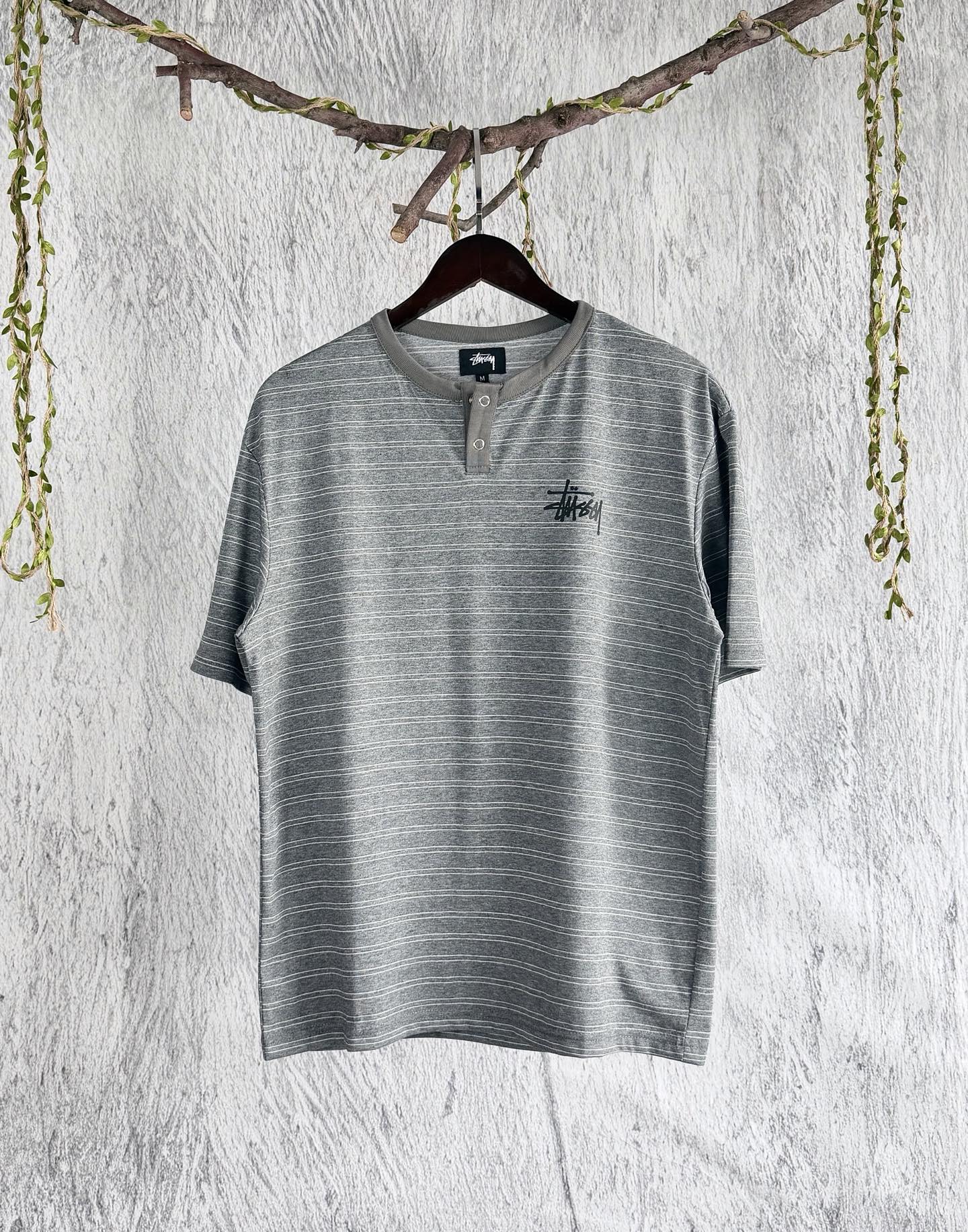 @98 Modelo: F245 - Versión de primera calidad Stussy 26ss Camiseta de manga corta con cuello Henry y rayas de hombro aj…