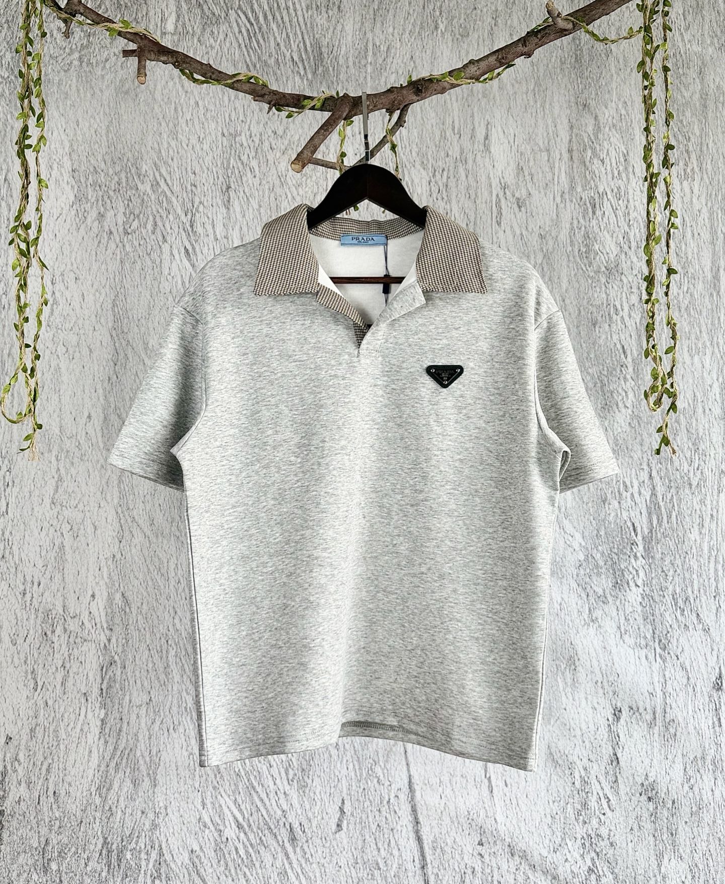 @ 105 Número de estilo: F227 - versión superior Prada Camiseta de manga corta con solapa tipo polo con empalme de pata …