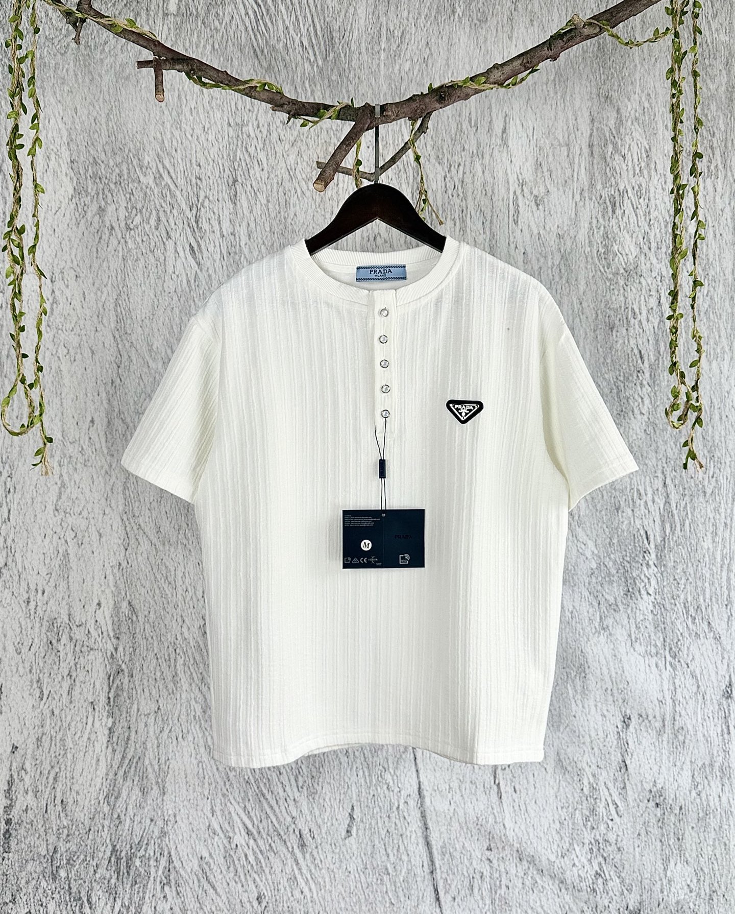 @ 108 Número de estilo: F248 - Versión superior Prada Camiseta de manga corta con cuello Henley estilo dinero antiguo c…