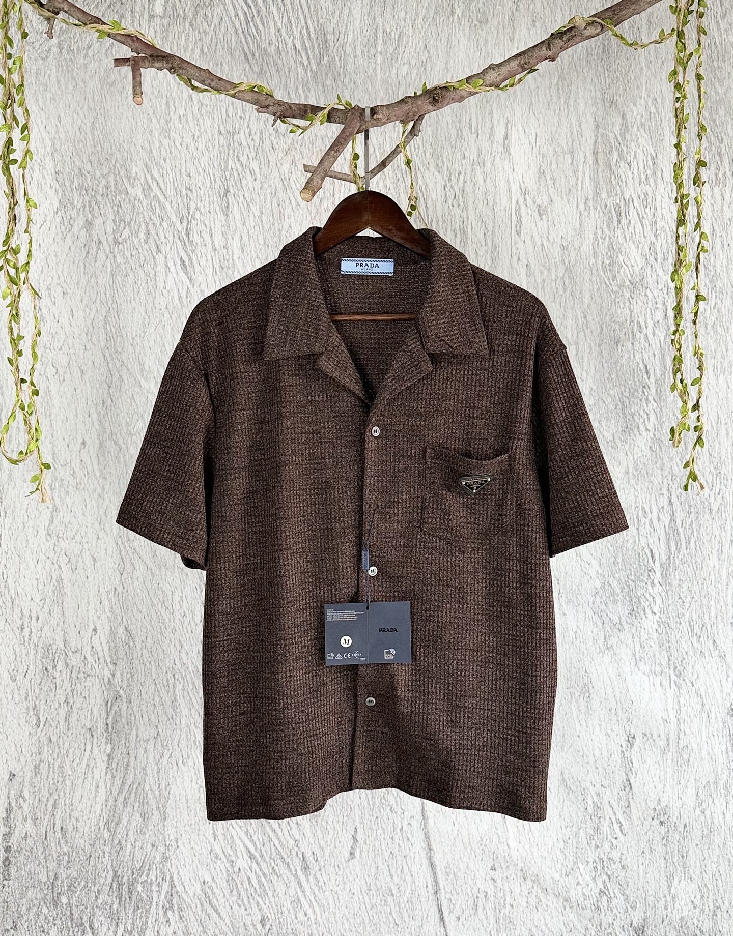 @118 Número de estilo: F229 - Versión superior Prada Camisa de manga corta con cuello cubano texturizada de verano Prad…