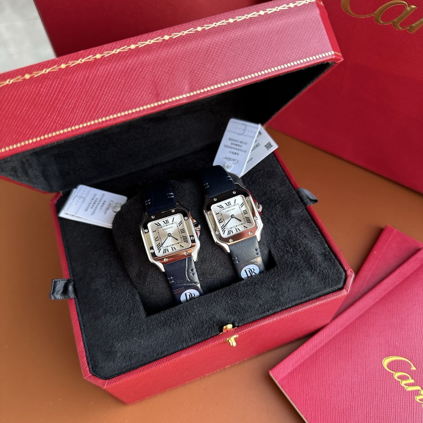 NO:741856,'A woman who wears Santos never chases time, she sets time.' DR Cartier Santos series SANTOS de Cartier- WSSA0082 is newly launched. The classic square plate is reborn, and the small size 27mmx 34mm  1. The finely polished upper and lower split-structure curved square dial shows superb craftsmanship, and is matched with its iconic round screw design. It is true that - when you look at the square, you will see the hardness, and when you look at the round, you will see the softness. 2. It is matched with a silver-gray radioactive pattern dial, such as a water-wave silver mirror, and the cycle of the sun and the moon. 3. The unique smart-link quick-release technology of the new watch strap truly achieves one-click silky switching in synchronization with the original version. The combination of rigidity (steel belt) and softness (belt) makes the four seasons orderly.  4. The Swiss quartz movement, which is accurate every second, is committed to accompanying you in this high-paced modern society to keep you steady and free. DR sincerely invites you to witness the radius and master it.,,cartier,cartier19860909「戴山度士的女人,从不追赶时间,她定以时间」 DR 卡地亚山度士系列 SANTOS de Cartier- WSSA0082 全新推出. 经典方盘重生,小号尺寸27mmx 34mm x7mm更显腕间灵动. 原版开模,处处致敬经典. 1、精细打磨的上下分体结构式弧方形表盘尽现高超技艺,搭配其标志性的圆螺丝钉设计,真正的-观方见刚,观圆见柔. 2、搭配银灰色系的放射性纹饰表盘,如水波银镜,昭日月循环. 3、新型表带独有的smart-link快拆技术真正做到与原版同步一键丝滑切换,刚（钢带）柔（皮带）并济,四时有序. 4、精准逐秒的瑞士石英机芯,更是致力于在这个高节奏的现代社会,陪伴您行稳致远,守放自 DR诚邀您一起见证方圆,掌握方圆.,,cartier,cartier,Watch