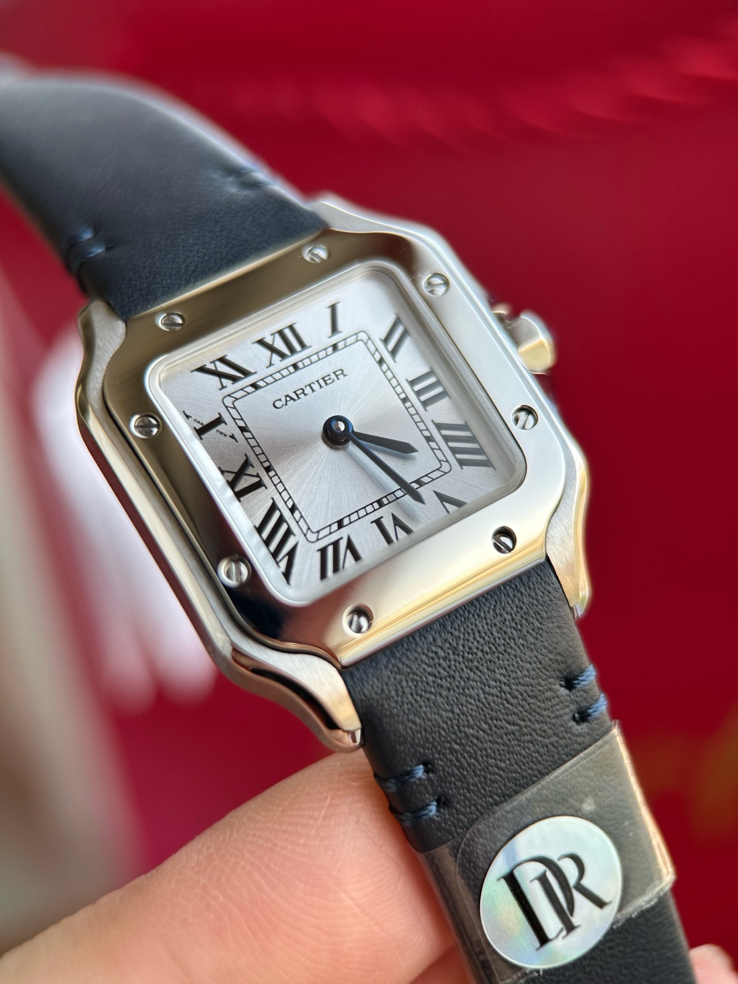 NO:741838,High-definition details determine all quality 'A woman wearing Santos never chases time, she sets time.' DR Cartier Santos series SANTOS de Cartier- WSSA0082 is newly launched. The classic square plate is reborn, and the small size 27mmx 34mm  1. The finely polished upper and lower split-structure curved square dial shows superb craftsmanship, and is matched with its iconic round screw design. It is true that - when you look at the square, you will see the hardness, and when you look at the round, you will see the softness. 2. It is matched with a silver-gray radioactive pattern dial, such as a water-wave silver mirror, and the cycle of the sun and the moon. 3. The unique smart-link quick-release technology of the new watch strap truly achieves one-click silky switching in synchronization with the original version. The combination of rigidity (steel belt) and softness (belt) makes the four seasons orderly.  4. The Swiss quartz movement, which is accurate every second, is committed to accompanying you in this high-paced modern society to keep you steady and free. DR sincerely invites you to witness the radius and master it.,,cartier,cartier19860909高清细节决定一切品质 「戴山度士的女人,从不追赶时间,她定以时间」 DR 卡地亚山度士系列 SANTOS de Cartier- WSSA0082 全新推出. 经典方盘重生,小号尺寸27mmx 34mm x7mm更显腕间灵动. 原版开模,处处致敬经典. 1、精细打磨的上下分体结构式弧方形表盘尽现高超技艺,搭配其标志性的圆螺丝钉设计,真正的-观方见刚,观圆见柔. 2、搭配银灰色系的放射性纹饰表盘,如水波银镜,昭日月循环. 3、新型表带独有的smart-link快拆技术真正做到与原版同步一键丝滑切换,刚（钢带）柔（皮带）并济,四时有序. 4、精准逐秒的瑞士石英机芯,更是致力于在这个高节奏的现代社会,陪伴您行稳致远,守放自 DR诚邀您一起见证方圆,掌握方圆.,,cartier,cartier,Watch