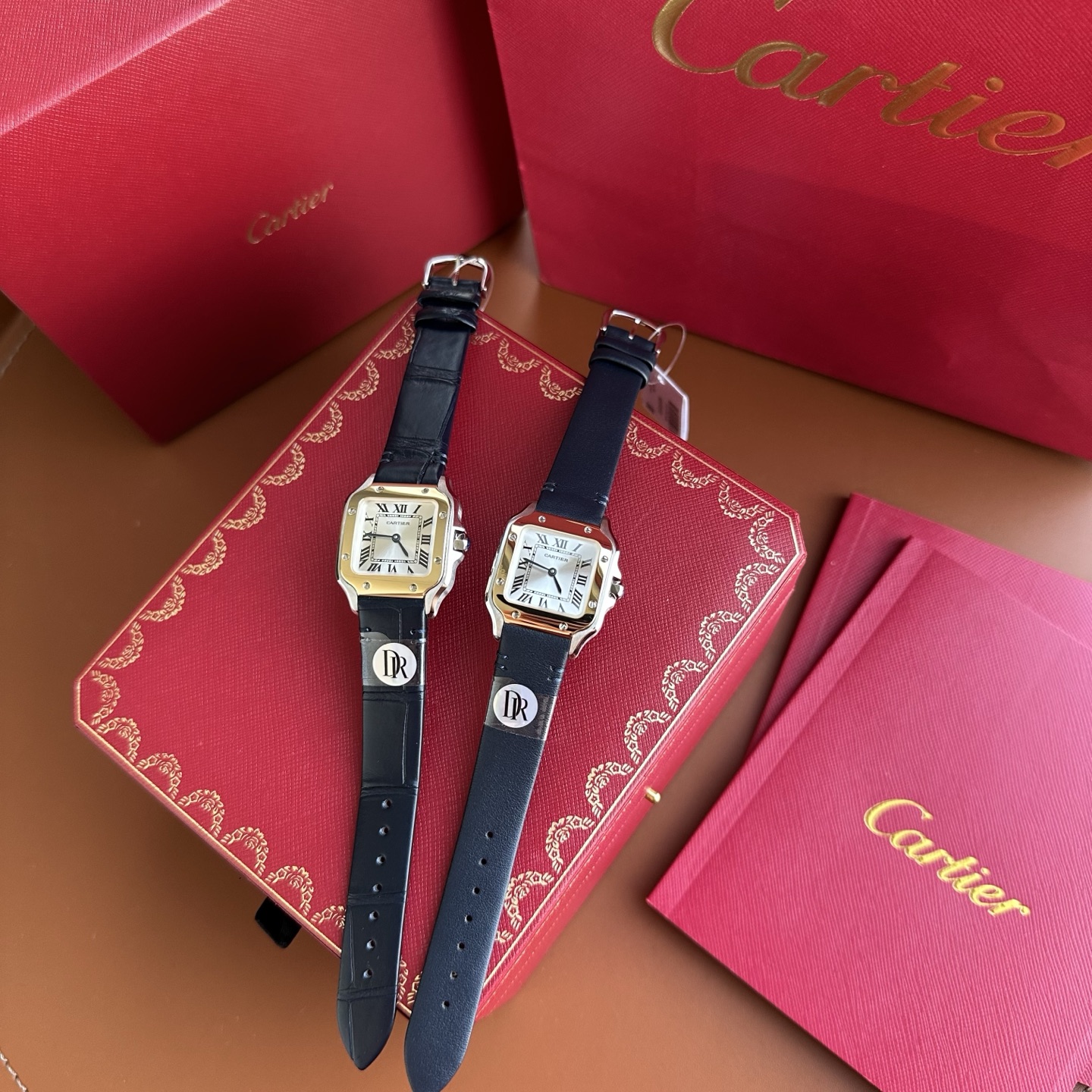 NO:741841,'A woman who wears Santos never chases time, she sets time.' DR Cartier Santos series SANTOS de Cartier- WSSA0082 is newly launched. The classic square plate is reborn, and the small size 27mmx 34mm  1. The finely polished upper and lower split-structure curved square dial shows superb craftsmanship, and is matched with its iconic round screw design. It is true that - when you look at the square, you will see the hardness, and when you look at the round, you will see the softness. 2. It is matched with a silver-gray radioactive pattern dial, such as a water-wave silver mirror, and the cycle of the sun and the moon. 3. The unique smart-link quick-release technology of the new watch strap truly achieves one-click silky switching in synchronization with the original version. The combination of rigidity (steel belt) and softness (belt) makes the four seasons orderly.  4. The Swiss quartz movement, which is accurate every second, is committed to accompanying you in this high-paced modern society to keep you steady and free. DR sincerely invites you to witness the radius and master it.,,cartier,cartier19860909「戴山度士的女人,从不追赶时间,她定以时间」 DR 卡地亚山度士系列 SANTOS de Cartier- WSSA0082 全新推出. 经典方盘重生,小号尺寸27mmx 34mm x7mm更显腕间灵动. 原版开模,处处致敬经典. 1、精细打磨的上下分体结构式弧方形表盘尽现高超技艺,搭配其标志性的圆螺丝钉设计,真正的-观方见刚,观圆见柔. 2、搭配银灰色系的放射性纹饰表盘,如水波银镜,昭日月循环. 3、新型表带独有的smart-link快拆技术真正做到与原版同步一键丝滑切换,刚（钢带）柔（皮带）并济,四时有序. 4、精准逐秒的瑞士石英机芯,更是致力于在这个高节奏的现代社会,陪伴您行稳致远,守放自 DR诚邀您一起见证方圆,掌握方圆.,,cartier,cartier,Watch