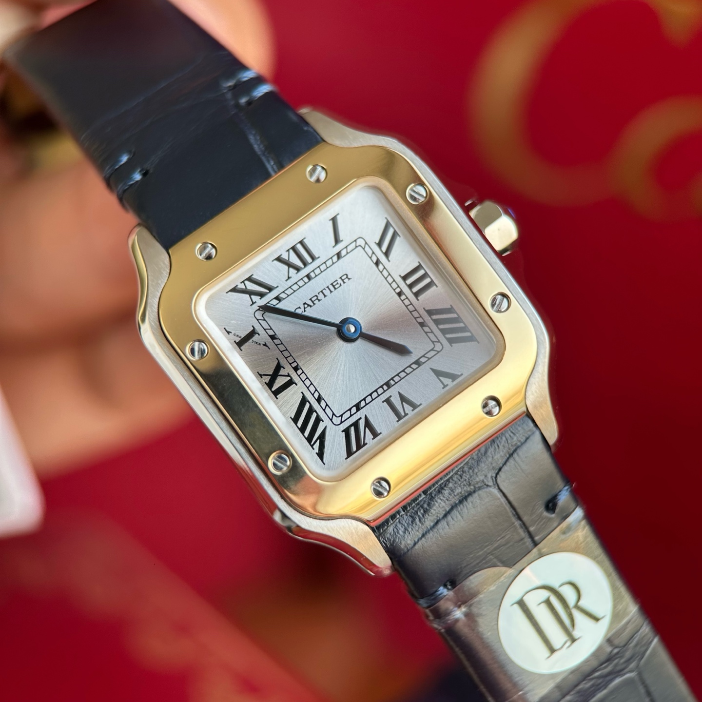 NO:741844,Details determine quality 'A woman who wears Santos never chases time, she sets time.' DR Cartier Santos series SANTOS de Cartier- WSSA0082 is newly launched. The classic square plate is reborn, and the small size 27mmx 34mm  1. The finely polished upper and lower split-structure curved square dial shows superb craftsmanship, and is matched with its iconic round screw design. It is true that - when you look at the square, you will see the hardness, and when you look at the round, you will see the softness. 2. It is matched with a silver-gray radioactive pattern dial, such as a water-wave silver mirror, and the cycle of the sun and the moon. 3. The unique smart-link quick-release technology of the new watch strap truly achieves one-click silky switching in synchronization with the original version. The combination of rigidity (steel belt) and softness (belt) makes the four seasons orderly.  4. The Swiss quartz movement, which is accurate every second, is committed to accompanying you in this high-paced modern society to keep you steady and free. DR sincerely invites you to witness the radius and master it.,,cartier,cartier19860909细节决定品质 「戴山度士的女人,从不追赶时间,她定以时间」 DR 卡地亚山度士系列 SANTOS de Cartier- WSSA0082 全新推出. 经典方盘重生,小号尺寸27mmx 34mm x7mm更显腕间灵动. 原版开模,处处致敬经典. 1、精细打磨的上下分体结构式弧方形表盘尽现高超技艺,搭配其标志性的圆螺丝钉设计,真正的-观方见刚,观圆见柔. 2、搭配银灰色系的放射性纹饰表盘,如水波银镜,昭日月循环. 3、新型表带独有的smart-link快拆技术真正做到与原版同步一键丝滑切换,刚（钢带）柔（皮带）并济,四时有序. 4、精准逐秒的瑞士石英机芯,更是致力于在这个高节奏的现代社会,陪伴您行稳致远,守放自 DR诚邀您一起见证方圆,掌握方圆.,,cartier,cartier,Watch