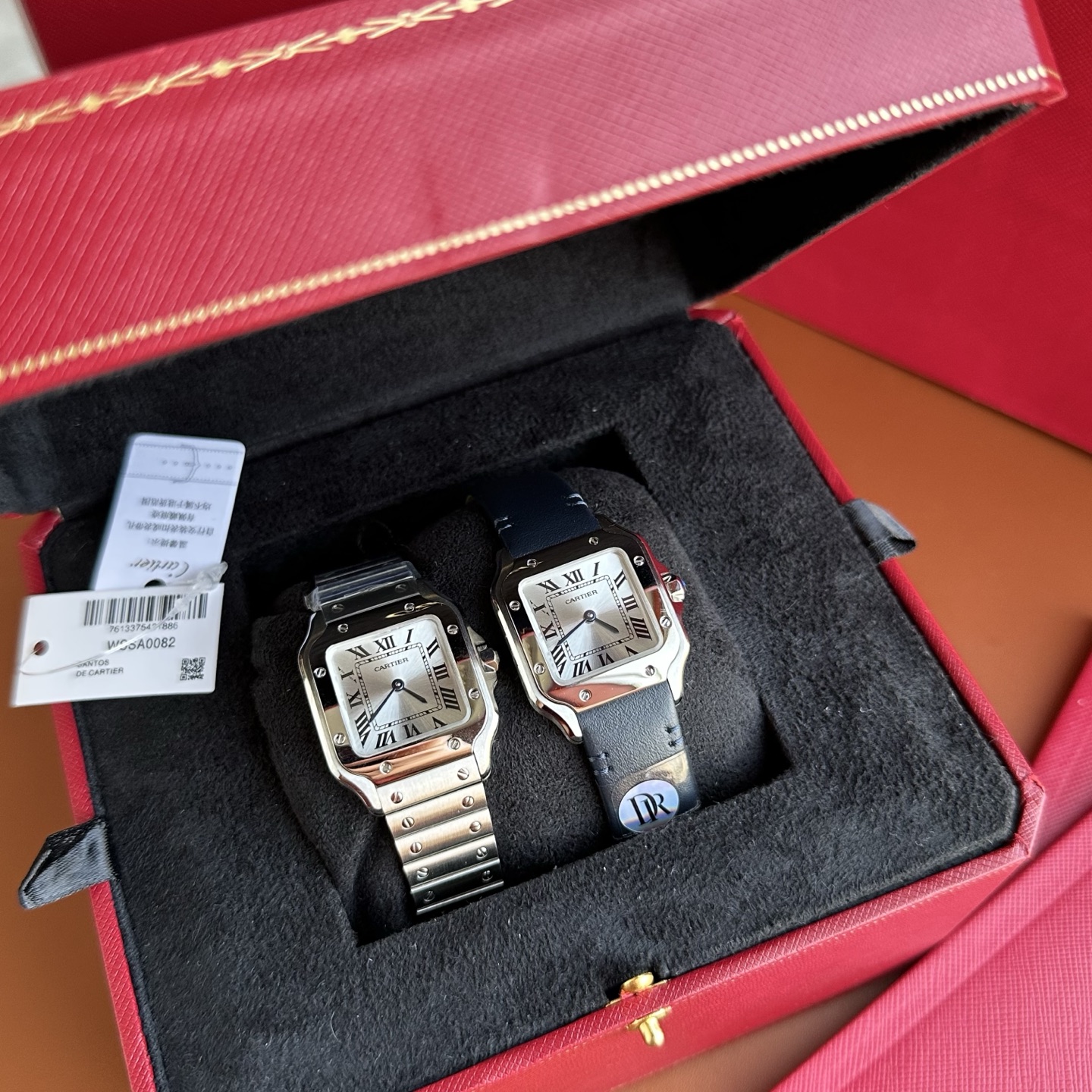 NO:741846,'A woman who wears Santos never chases time, she sets time.' DR Cartier Santos series SANTOS de Cartier- WSSA0082 is newly launched. The classic square plate is reborn, and the small size 27mmx 34mm  1. The finely polished upper and lower split-structure curved square dial shows superb craftsmanship, and is matched with its iconic round screw design. It is true that - when you look at the square, you will see the hardness, and when you look at the round, you will see the softness. 2. It is matched with a silver-gray radioactive pattern dial, such as a water-wave silver mirror, and the cycle of the sun and the moon. 3. The unique smart-link quick-release technology of the new watch strap truly achieves one-click silky switching in synchronization with the original version. The combination of rigidity (steel belt) and softness (belt) makes the four seasons orderly.  4. The Swiss quartz movement, which is accurate every second, is committed to accompanying you in this high-paced modern society to keep you steady and free. DR sincerely invites you to witness the radius and master it.,,cartier,cartier19860909「戴山度士的女人,从不追赶时间,她定以时间」 DR 卡地亚山度士系列 SANTOS de Cartier- WSSA0082 全新推出. 经典方盘重生,小号尺寸27mmx 34mm x7mm更显腕间灵动. 原版开模,处处致敬经典. 1、精细打磨的上下分体结构式弧方形表盘尽现高超技艺,搭配其标志性的圆螺丝钉设计,真正的-观方见刚,观圆见柔. 2、搭配银灰色系的放射性纹饰表盘,如水波银镜,昭日月循环. 3、新型表带独有的smart-link快拆技术真正做到与原版同步一键丝滑切换,刚（钢带）柔（皮带）并济,四时有序. 4、精准逐秒的瑞士石英机芯,更是致力于在这个高节奏的现代社会,陪伴您行稳致远,守放自 DR诚邀您一起见证方圆,掌握方圆.,,cartier,cartier,Watch