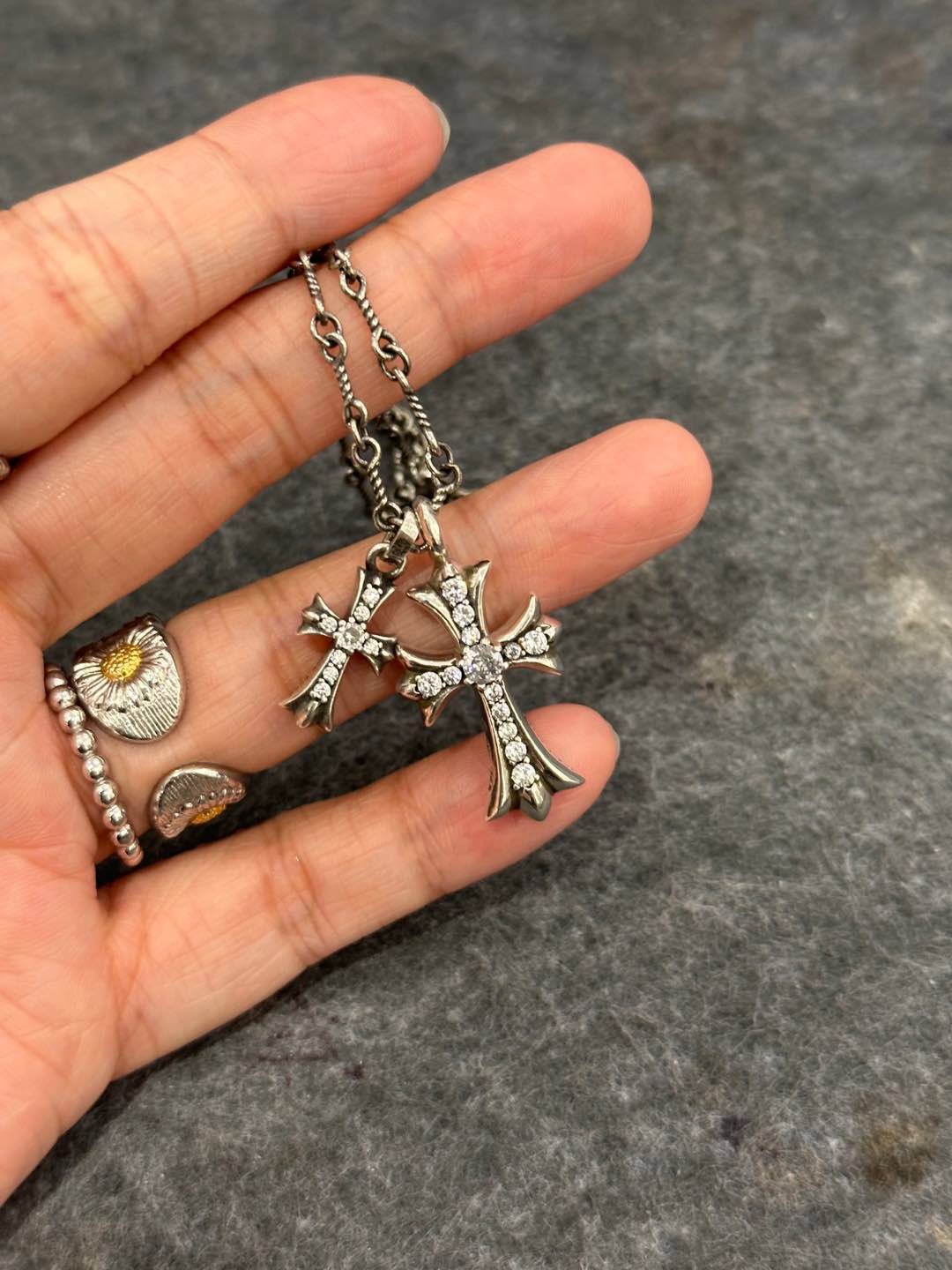 Chrome Hearts #马来西亚 #新加坡 #chromehearts #克罗心项链 #双吊坠项链 #冷感穿搭 #高冷风饰品 #银饰推荐 #基础款项链 #穿搭氛围感 #日常配饰推荐