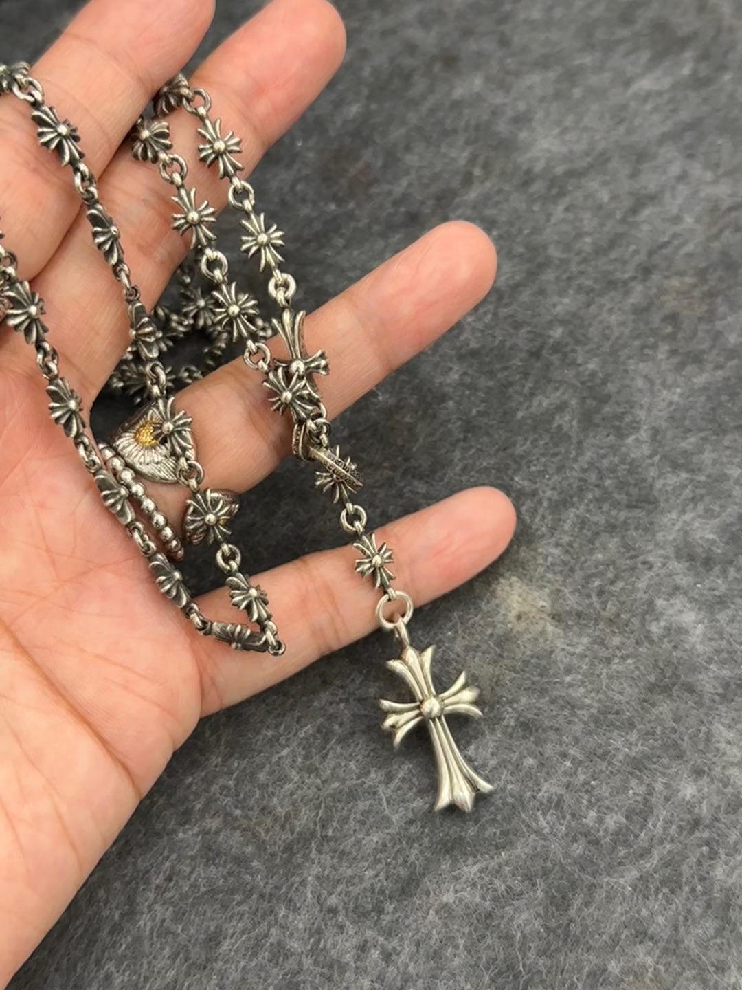 Chrome Hearts 好物推荐：想要一点“不好惹”的冷感氛围感，这款克罗心十字架项链必须安排 线条感特别利落，单穿黑T加一条就很有型