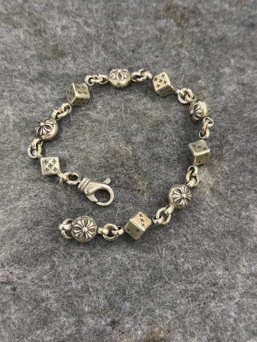 Chrome Hearts 好物推荐：克罗心这款骰子手链质感太绝了，戴在手上不会浮夸但又特别有个性，男生女生都能戴，叠搭也毫无压力～