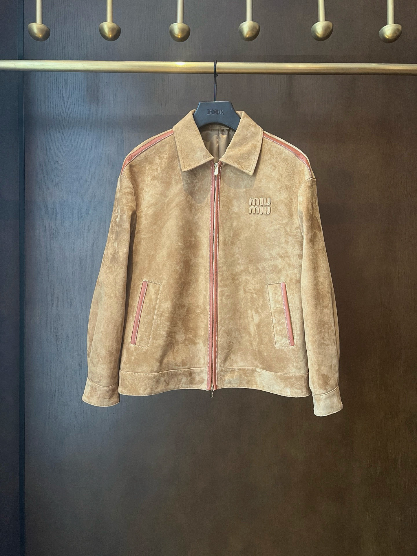 NO:945923,————MiuMiu—————— 2026 autumn and winter new leather jacket, the best outerwear item this season!  Original custom-made, sweet and cool retro style, easy-to-match and fashionable version!  - MATERIAL Material - Fabric imported South African mixed goat suede sheepskin sizeS-19860909——————MiuMiu—————— 2026秋冬新品新款皮夹克,本季度最佳外套单品！原版订制 甜酷风复古气质,版型不挑人百搭又时髦！ - MATERIAL 材质 - 面料进口南非混种山羊反绒羊皮 sizeS- XL M胸围108、袖长53、衣长61、肩宽51,缪缪-服装,miumiu,jackets & coats,jackets & coats,sheepskin,,Women's clothing