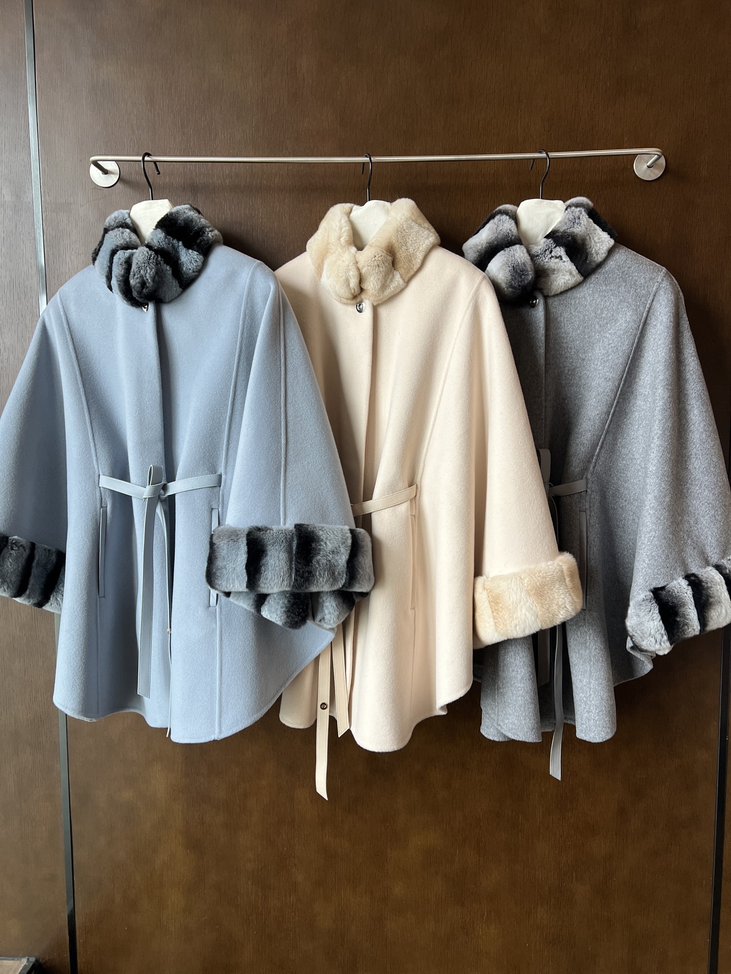 Elegant Cashmere Cape with Lambskin Leather Belt 3 i1754022241201 8603 0 1