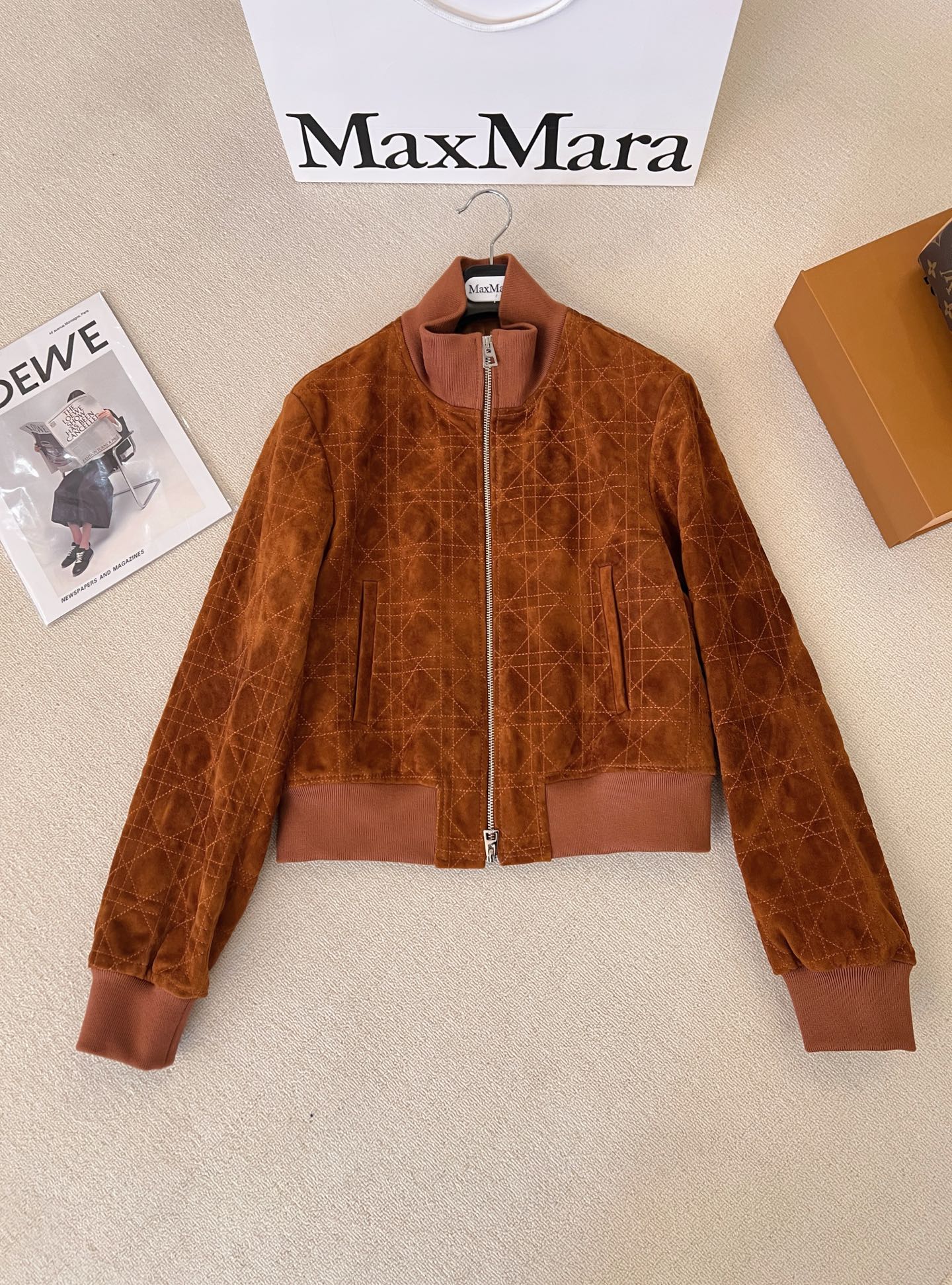 NO:868694,————MiuMiu—————— 2026SS new imported anti-velvet jacket!  . The best outerwear piece of the season!  Original custom-made, sweet and cool retro style, easy-to-match and fashionable version!  Simple and elegant!  - MATERIAL Material - Fabric imported lambskin (imported suede) sizeS-XL, Miumiu-clothing, miumiu, jackets & coats, sheepskin,19860909——————MiuMiu—————— 2026SS新品进口反绒外套！. 本季度最佳外套单品！原版订制 甜酷风复古气质,版型不挑人百搭又时髦！简单简约又高级！ - MATERIAL 材质 - 面料进口小羊皮（进口反绒） sizeS-XL,缪缪-服装,miumiu,jackets & coats,sheepskin,,Women's clothing