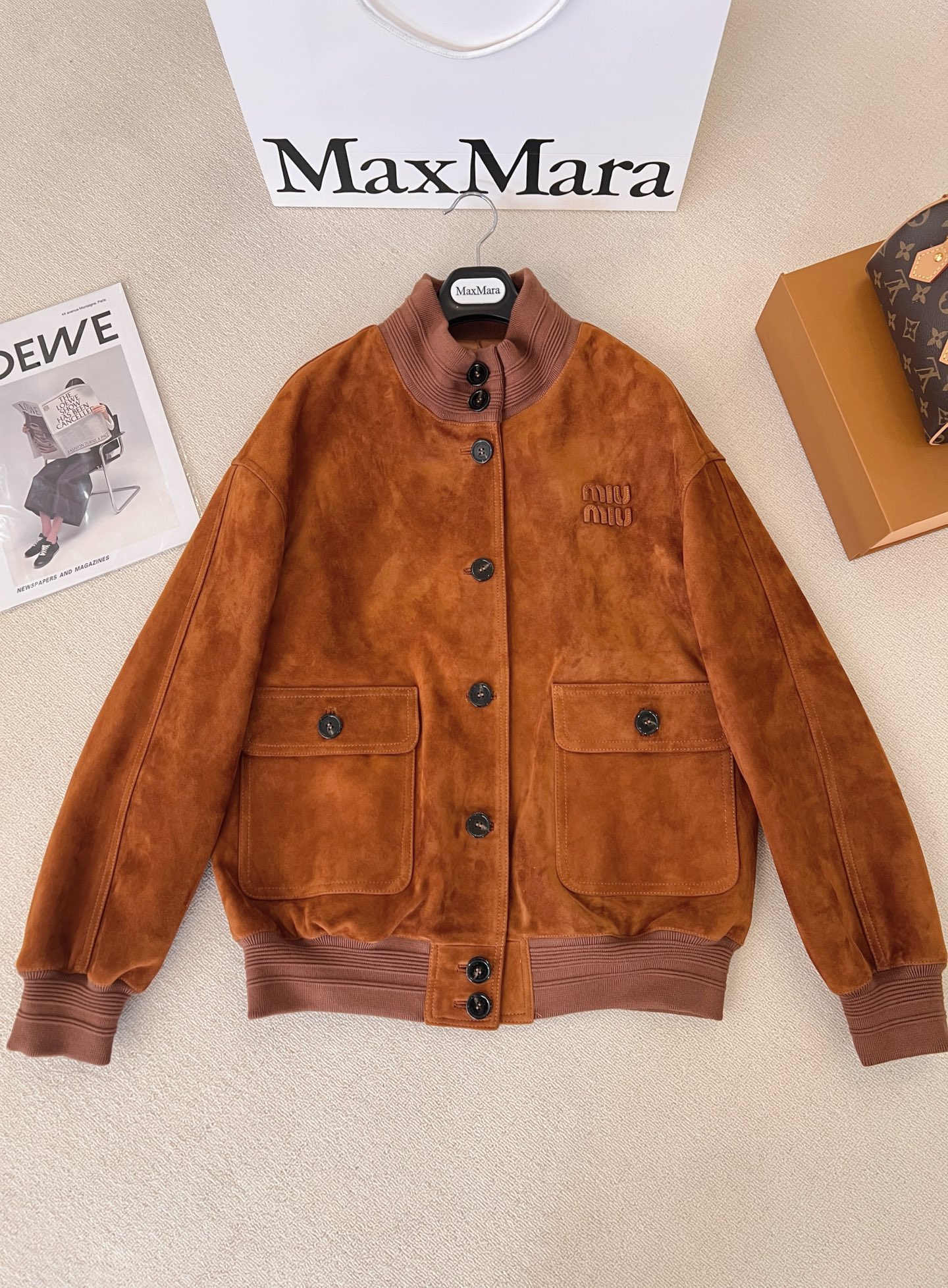 NO:868709,————MiuMiu—————— 2026SS new imported anti-velvet jacket!  . The best outerwear piece of the season!  Original custom-made, sweet and cool retro style, easy-to-match and fashionable version!  Simple and elegant!  - MATERIAL Material - Fabric imported lambskin (imported suede) sizeS-XL, Miumiu-clothing, miumiu, jackets & coats, sheepskin,19860909——————MiuMiu—————— 2026SS新品进口反绒外套！. 本季度最佳外套单品！原版订制 甜酷风复古气质,版型不挑人百搭又时髦！简单简约又高级！ - MATERIAL 材质 - 面料进口小羊皮（进口反绒） sizeS-XL,缪缪-服装,miumiu,jackets & coats,sheepskin,,Women's clothing