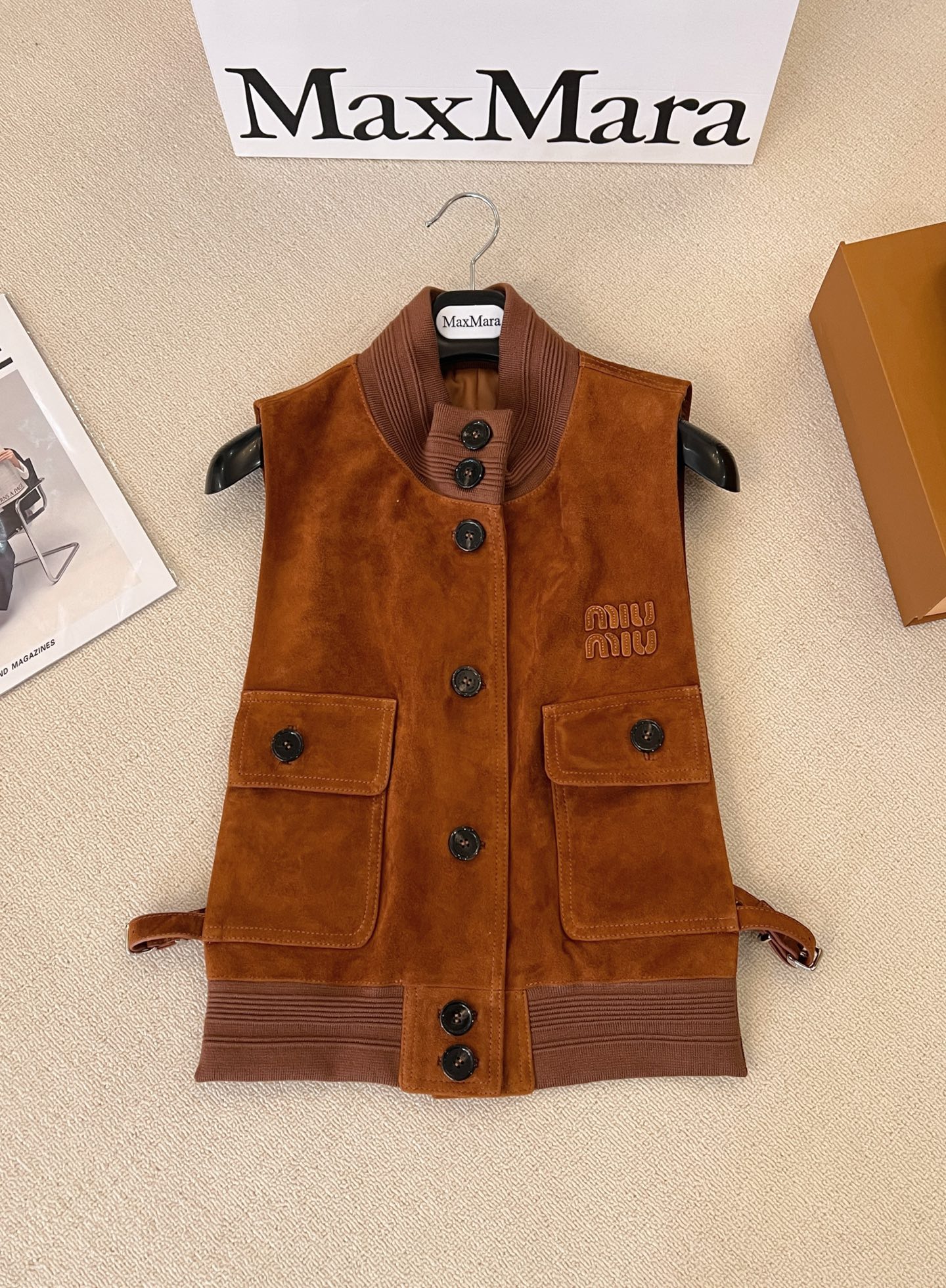 NO:889817,————MiuMiu—————— 2026SS new imported anti-velvet vest!  . The best outerwear piece of the season!  Original custom-made, sweet and cool retro style, easy-to-match and fashionable version!  Simple and elegant!  - MATERIAL Material - Fabric imported lambskin (imported suede) sizeS-XL, Miumiu-clothing, miumiu, jackets & coats, sheepskin,19860909——————MiuMiu—————— 2026SS新品进口反绒小马甲！. 本季度最佳外套单品！原版订制 甜酷风复古气质,版型不挑人百搭又时髦！简单简约又高级！ - MATERIAL 材质 - 面料进口小羊皮（进口反绒） sizeS-XL,缪缪-服装,miumiu,jackets & coats,sheepskin,,Women's clothing
