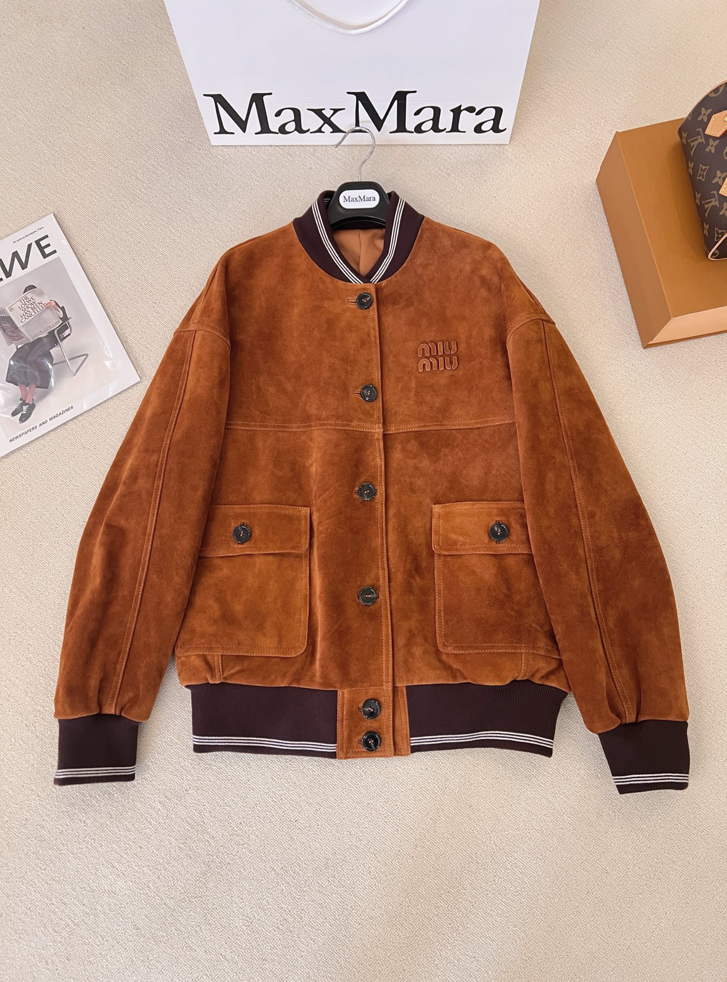 NO:870480,The exclusive first release of high-end original quality Mium*u26 early spring new product Zhao Jinmai's same style exclusive customized suede suede craftsmanship retro color suede work jacket leather jacket!  Miu girls can show off their beauty!  Sweet girl’s age-reducing girlish style workwear pocket design!  The classic loose fit is versatile and slimming!  Imported suede lambskin, positioning embroidered letter logo, a sweet and cool must-have item for fashionable girl's wardrobe. For perfect workmanship, the quality depends on the details!  One color SML,miumiu-clothing,miumiu,jackets & coats,jackets & coats,leather jacket,sheepskin,chamois leather,19860909独家首发高端原单品质Mium*u26早春新品 赵今麦同款独家定制麂皮绒面工艺复古色系麂皮绒工装夹克皮衣外套！Miu系少女可露丽风！甜妹减龄少女风气质工装口袋设计！经典宽松版型百搭又显瘦！进口麂皮绒小羊皮,定位贴皮刺绣字母logo,甜酷的时髦少女衣橱必备气质单品.完美做工品质看细节！一色SML,缪缪-服装,miumiu,jackets & coats,jackets & coats,leather jacket,sheepskin,chamois leather,,Women's clothing