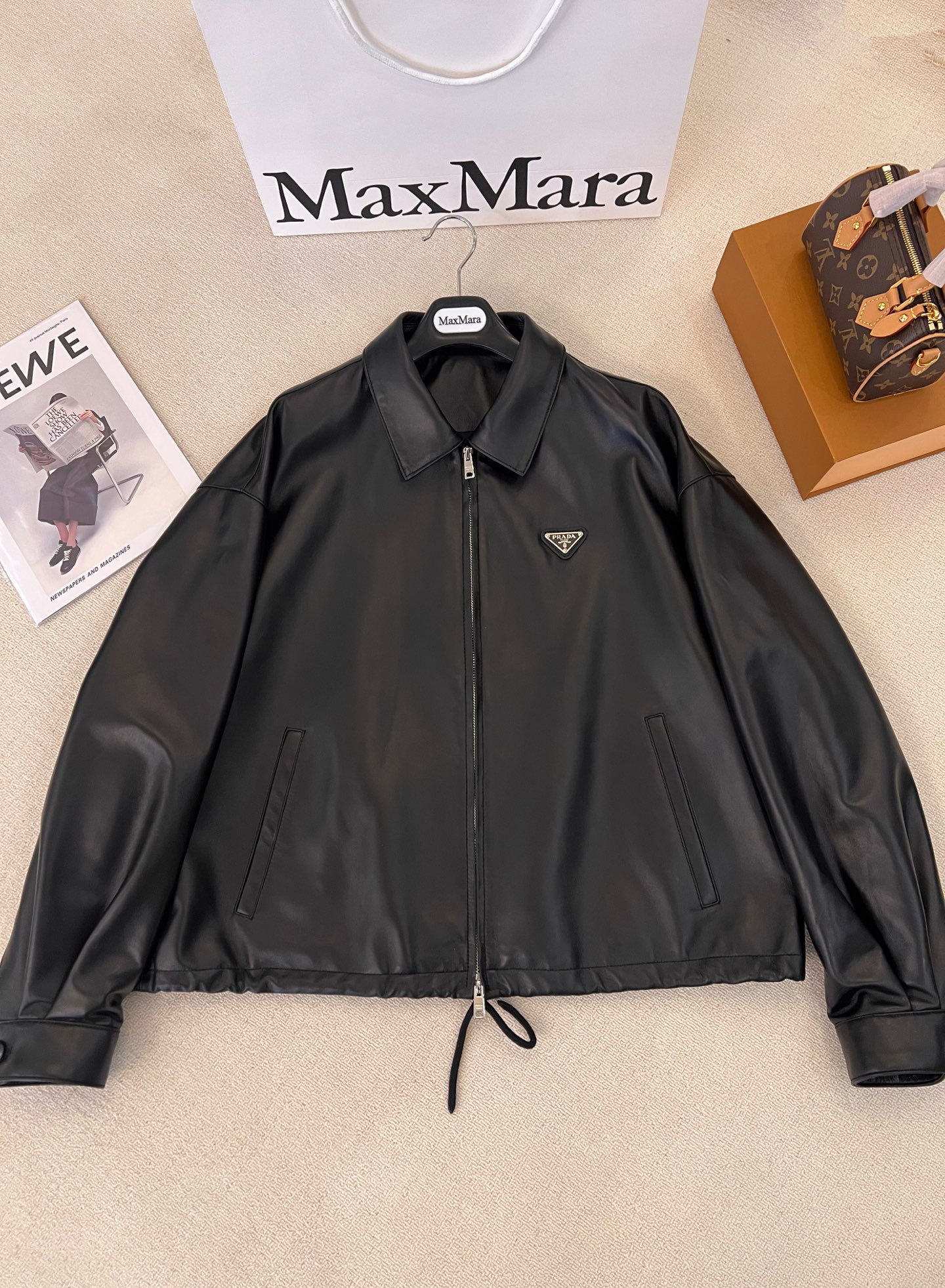 NO:868631,High-end original quality PR and high-intellectual wear!  The same style with great power, and a jacket with the temperament of an old cadre!  Imported top quality lambskin lapel jacket!  Sheep leather, classic lapel and hem drawstring design are high-end, fashionable and handsome!  The loose fit makes the upper body look slimmer!  The three-dimensional tailoring is versatile and not picky. The perfect workmanship quality depends on the details. Two colors and 3 sizes..00, Prada - clothing, prada, jackets & coats, jackets & coats, sheepskin,19860909高端原单品质PR高智感穿搭！大幂幂同款,又A又飒老干部气质夹克！进口顶级小羊皮翻领夹克外套！绵羊皮,经典翻领下摆抽绳设计高级时髦又帅气！宽松版型上身巨显瘦！立体裁百搭不挑人.完美做工品质看细节.两色3码..00,普拉达-服装,prada,jackets & coats,jackets & coats,sheepskin,,Women's clothing