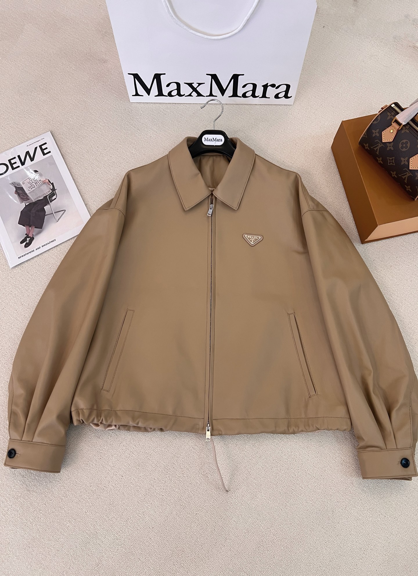 NO:868642,High-end original quality PRADA high-intellectual wear!  The same style with great power, and a jacket with the temperament of an old cadre!  Imported top quality lambskin lapel jacket!  Sheep leather, classic lapel and hem drawstring design are high-end, fashionable and handsome!  The loose fit makes the upper body look slimmer!  The three-dimensional tailoring is versatile and not picky. The perfect workmanship quality depends on the details. Two colors and 3 sizes..00, Prada - clothing, prada, prada, jackets & coats, jackets & coats, sheepskin,19860909高端原单品质PRADA高智感穿搭！大幂幂同款,又A又飒老干部气质夹克！进口顶级小羊皮翻领夹克外套！绵羊皮,经典翻领下摆抽绳设计高级时髦又帅气！宽松版型上身巨显瘦！立体裁百搭不挑人.完美做工品质看细节.两色3码..00,普拉达-服装,prada,prada,jackets & coats,jackets & coats,sheepskin,,Women's clothing