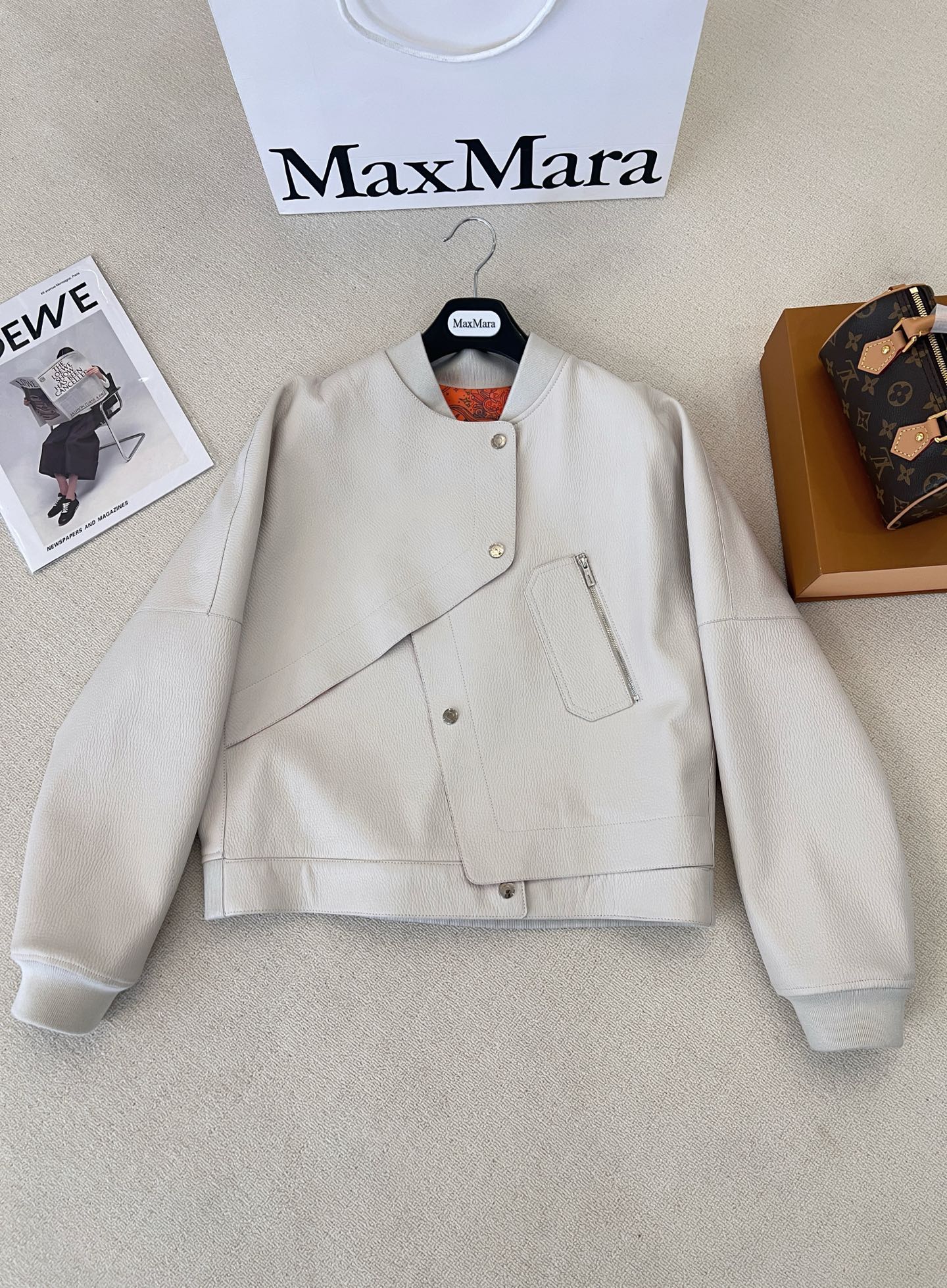 NO:780864,Hermes 2026 Spring and Autumn New Elegant Style Irregular Jacket, 100% imported first-layer cowhide with pebbled leather, and a metal zippered pocket with a flap, which is simply the icing on the cake. The front adopts an asymmetrically closed design, which is relaxed and exquisite, perfectly setting off the elegant and fashionable atmosphere of daily life, which really makes people unable to take their eyes away. Size 36.38.40.42, Hermès-Clothing, hermes, hermes, jackets & coats, cowhide,19860909Hermes 2026 春秋新款雅丹风不规则外套,百分百进口头层牛皮荔枝纹皮面,带翻盖的金属拉链的口袋,简直锦上添花,正面采用不对称闭合的设计,轻松又精致,完美烘托出日常优雅时尚的氛围,真的让人挪不开眼睛 尺码36.38.40.42,爱马仕-服装,hermes,hermes,jackets & coats,cowhide,,Women's clothing