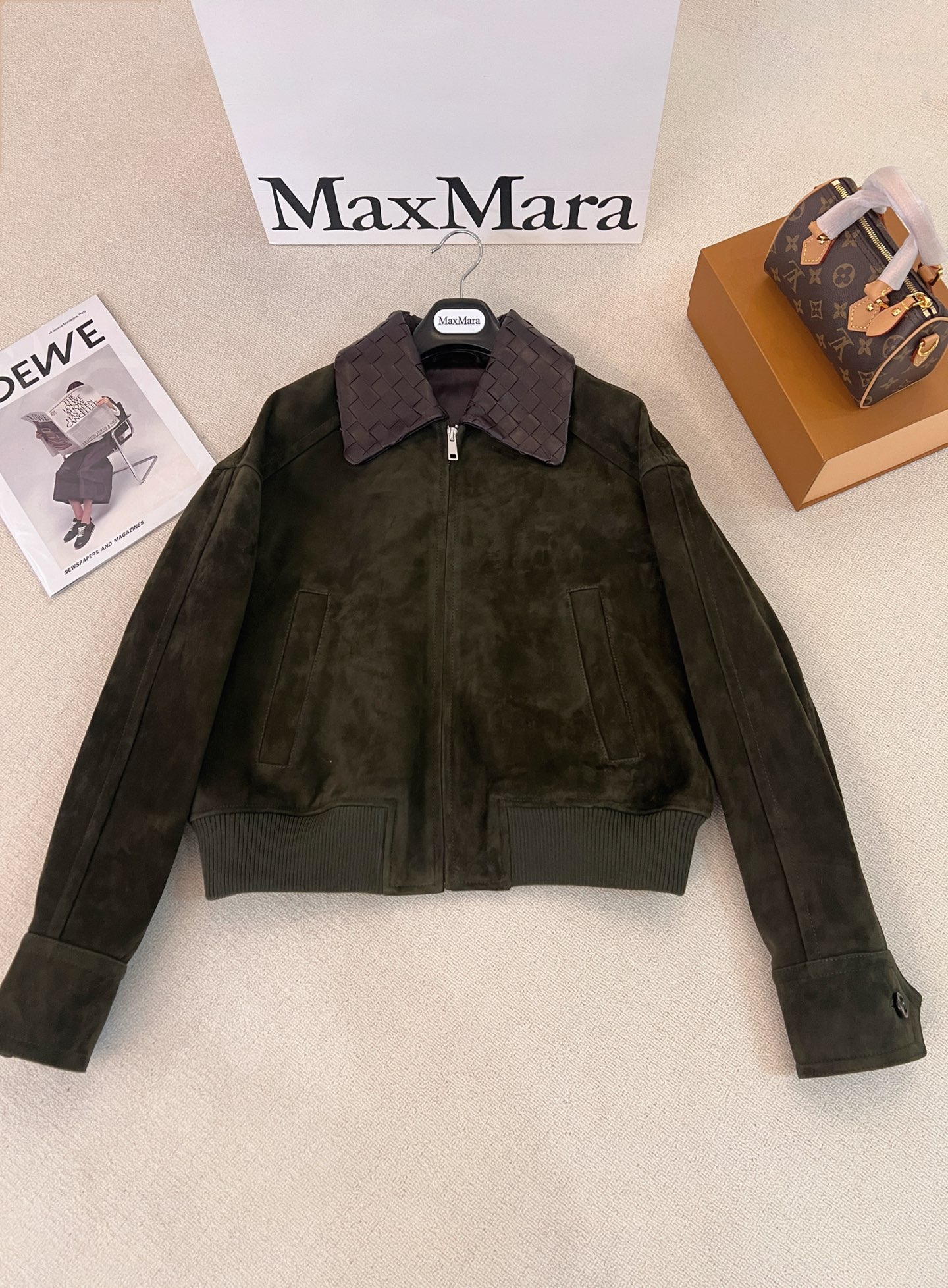 NO:868727,The exclusive first release of high-end original quality Bot*ega veneta26 early spring new product, a retro, modern and fashionable must-have short leather jacket!  Braided lapel biker style jacket!  The imported lambskin craft leather feels oily, soft and delicate!  I love the retro American college style classic design!  The large pocket design has a casual and casual style!  Perfect workmanship quality depends on the details!  Two-color S-XL., Bottega Veneta-clothing,bottega veneta,jackets & coats,jackets & coats,sheepskin,19860909独家首发高端原单品质Bot*ega veneta26早春新品 复古摩登时髦精必备短款皮夹克外套！编织翻领机车风夹克外套！进口小羊皮工艺皮质肉感油润柔软又细腻！复古美式学院风经典设计超级大爱！大口袋设计又A又飒随性的慵懒风！完美做工品质看细节！两色S-XL.,葆蝶家-服装,bottega veneta,jackets & coats,jackets & coats,sheepskin,,Women's clothing