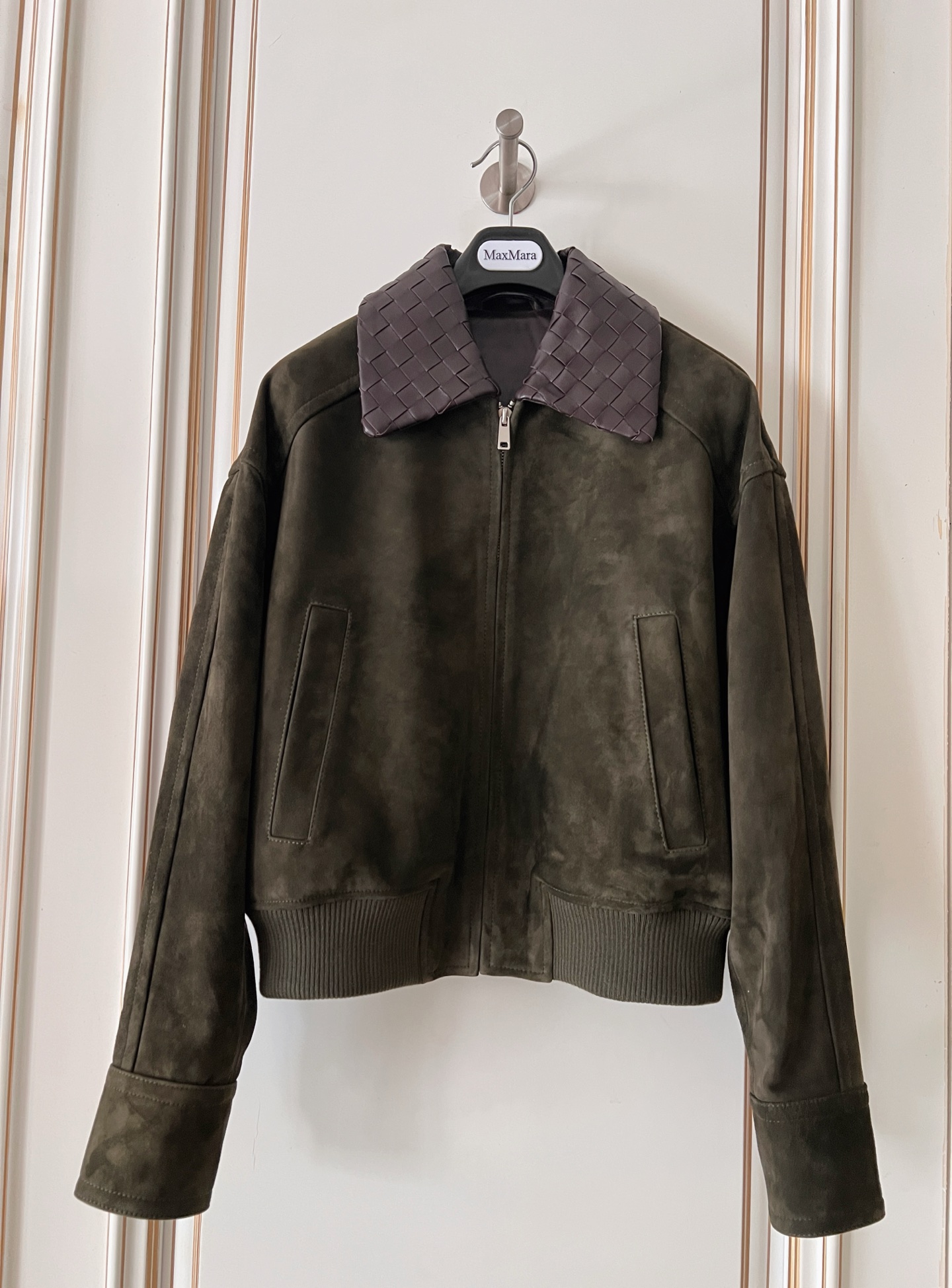 NO:868745,The exclusive first release of high-end original quality Bot*ega veneta26 early spring new product, a retro, modern and fashionable must-have short leather jacket!  Braided lapel biker style jacket!  The imported lambskin craft leather feels oily, soft and delicate!  I love the retro American college style classic design!  The large pocket design has a casual and casual style!  Perfect workmanship quality depends on the details!  Two-color S-XL., Bottega Veneta-clothing,bottega veneta,jackets & coats,jackets & coats,sheepskin,19860909独家首发高端原单品质Bot*ega veneta26早春新品 复古摩登时髦精必备短款皮夹克外套！编织翻领机车风夹克外套！进口小羊皮工艺皮质肉感油润柔软又细腻！复古美式学院风经典设计超级大爱！大口袋设计又A又飒随性的慵懒风！完美做工品质看细节！两色S-XL.,葆蝶家-服装,bottega veneta,jackets & coats,jackets & coats,sheepskin,,Women's clothing