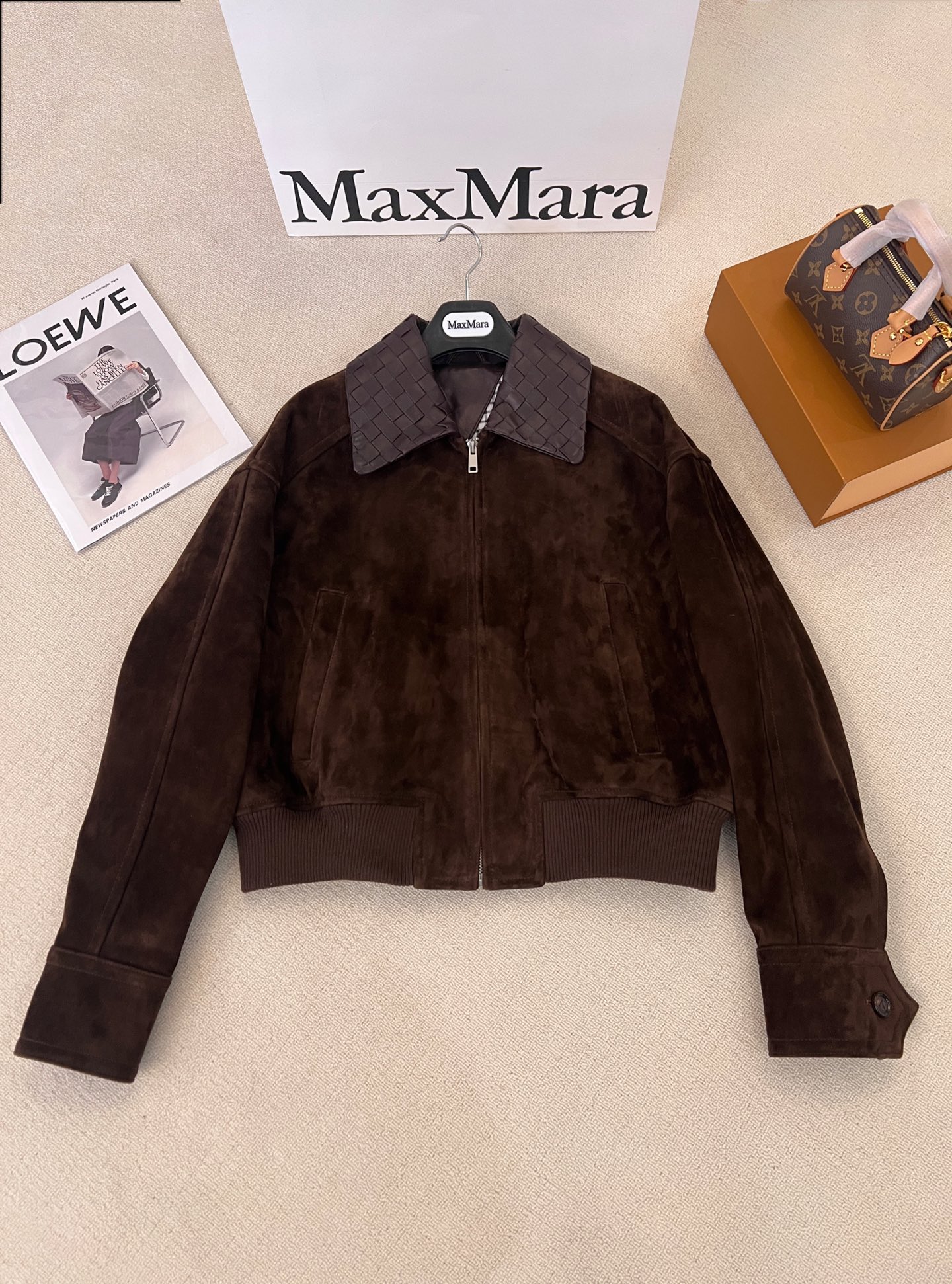 NO:868702,The exclusive first release of high-end original quality Bot*ega veneta26 early spring new product, a retro, modern and fashionable must-have short leather jacket!  Braided lapel biker style jacket!  The imported lambskin craft leather feels oily, soft and delicate!  I love the retro American college style classic design!  The large pocket design has a casual and casual style!  Perfect workmanship quality depends on the details!  Two-color S-XL., Bottega Veneta-clothing,bottega veneta,jackets & coats,jackets & coats,sheepskin,19860909独家首发高端原单品质Bot*ega veneta26早春新品 复古摩登时髦精必备短款皮夹克外套！编织翻领机车风夹克外套！进口小羊皮工艺皮质肉感油润柔软又细腻！复古美式学院风经典设计超级大爱！大口袋设计又A又飒随性的慵懒风！完美做工品质看细节！两色S-XL.,葆蝶家-服装,bottega veneta,jackets & coats,jackets & coats,sheepskin,,Women's clothing