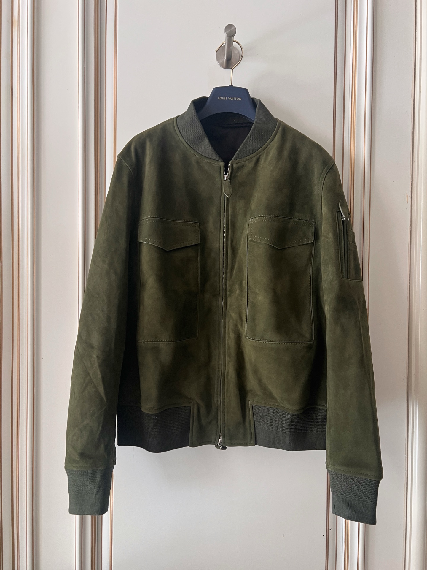 NO:780877,Berluti's new men's models are recommended for autumn and winter 2026 high-end mixed sheepskin suede casual and fashionable men's leather shirt jackets. This series is crazy!  A must-have item for high-end daily leisure, simple and versatile, with a full casual feel. It highlights the high-end temperament. It is an effect that ordinary leather cannot achieve. The fashionable and casual temperament and high-end design positioning are burst out. Skin-friendly and comfortable, imported high-grade mixed leather, the original version is precisely developed one to one, the details of the pattern are in place, and it is accurate to be put into the cabinet. 48-56, men's clothing, jackets & coats, shirts, sheepskin,19860909Berluti新款男款推荐秋冬新款2026高档混种羊皮反绒 休闲时尚男款真皮衬衫夹克这一系列杀疯了！高端日常休闲必入款,简洁百搭休闲感十足.凸显了高端的气质.是一般普通皮料不能达到的效果.时尚休闲的气质和高端设计定位都迸发了出来. 亲肤舒适进口高档混种皮,原版一比一精准开发,版型细节到位,精准入柜款. 48-56,男装,jackets & coats,shirts,sheepskin,,Women's clothing