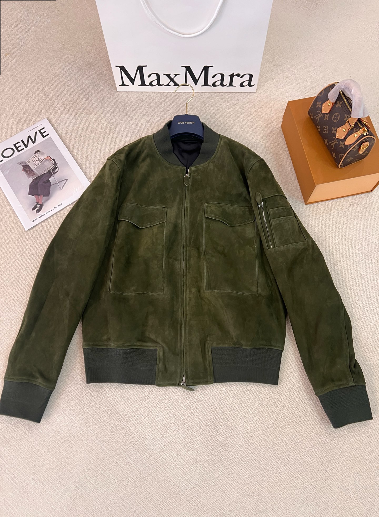 NO:780883,Berluti men's new models recommended for autumn and winter 2026 high-end mixed sheepskin suede casual and fashionable men's leather shirt jackets. This series is crazy!  A must-have item for high-end daily leisure, simple and versatile, with a full casual feel. It highlights the high-end temperament. It is an effect that ordinary leather cannot achieve. The fashionable and casual temperament and high-end design positioning are burst out. Skin-friendly and comfortable, imported high-grade mixed leather, the original version is precisely developed one to one, the details of the pattern are in place, and it is accurate to be put into the cabinet. 48-56, men's clothing, jackets & coats, shirts, sheepskin,19860909Berluti男款新款推荐秋冬新款2026高档混种羊皮反绒 休闲时尚男款真皮衬衫夹克这一系列杀疯了！高端日常休闲必入款,简洁百搭休闲感十足.凸显了高端的气质.是一般普通皮料不能达到的效果.时尚休闲的气质和高端设计定位都迸发了出来. 亲肤舒适进口高档混种皮,原版一比一精准开发,版型细节到位,精准入柜款. 48-56,男装,jackets & coats,shirts,sheepskin,,Women's clothing