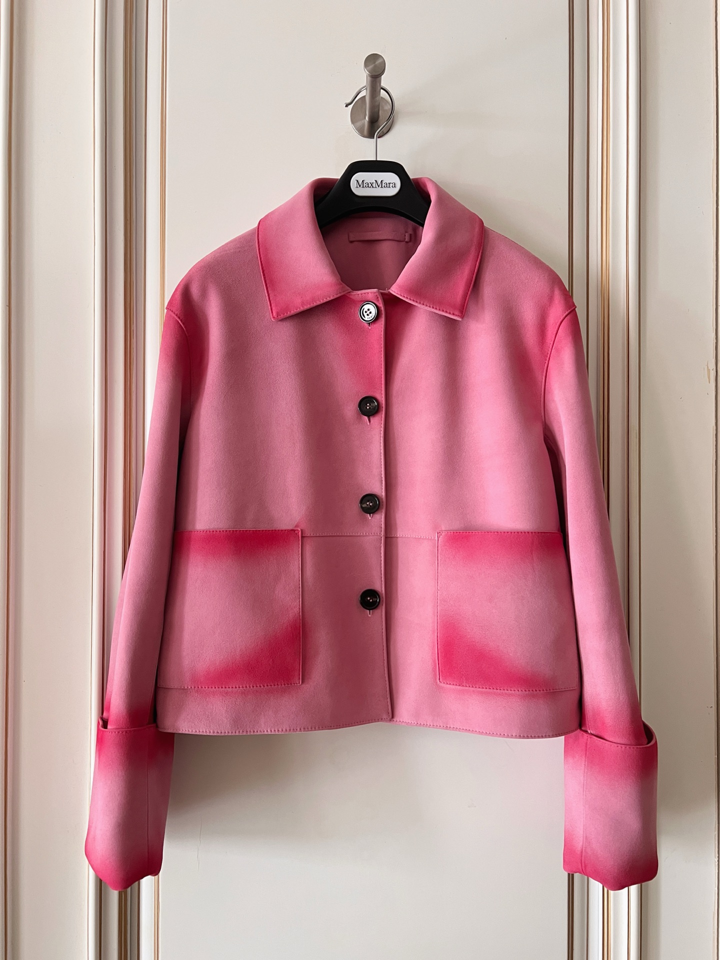 NO:868783,The exclusive first release of high-end original quality LOEW*26 new products, Chen Duling's same style retro suede jacket and leather jacket!  Modern and fashionable design with hand-made distressed coloring technology. Lapel double pockets, rolled sleeves, H version, three-dimensional tailoring that looks simple and super heavy-duty!  Top-grade imported suede lambskin, the leather feels oily and delicate!  Retro American classic, super favorite!  It has a cool and casual lazy style, and the perfect workmanship quality depends on the details!  Two colors S-XL., Loewe-clothing, loewe, loewe, jackets & coats, leather jacket, sheepskin, chamois leather,19860909独家首发高端原单品质LOEW*26新品 陈都灵同款复古麂皮绒夹克皮衣！摩登时髦的手工做旧擦色工艺设计.翻领双口袋卷袖H版型,立体剪裁看似简单版型超重工！顶级进口麂皮绒小羊皮,皮质肉感油润细腻！复古美式经典超级大爱！又A又飒随性的慵懒风,完美做工品质看细节！两色S-XL.,罗意威-服装,loewe,loewe,jackets & coats,leather jacket,sheepskin,chamois leather,,Women's clothing