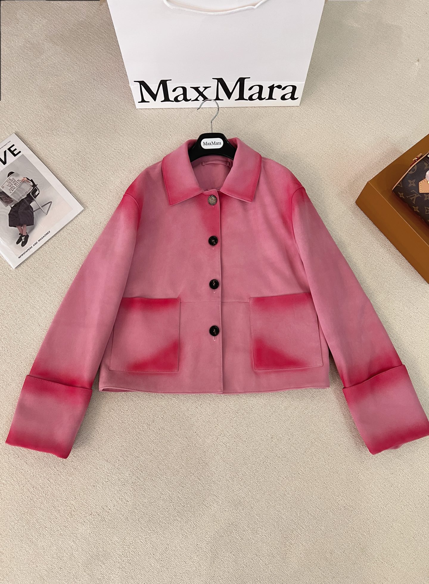 NO:870471,The exclusive first release of high-end original quality LOEW*26 new products, Chen Duling's same style retro suede jacket and leather jacket!  Modern and fashionable design with hand-made distressed coloring technology. Lapel double pockets, rolled sleeves, H version, three-dimensional tailoring that looks simple and super heavy-duty!  Top-grade imported suede lambskin, the leather feels oily and delicate!  Retro American classic, super favorite!  It has a cool and casual lazy style, and the perfect workmanship quality depends on the details!  Two colors S-XL., Loewe-clothing, loewe, loewe, jackets & coats, leather jacket, sheepskin, chamois leather,19860909独家首发高端原单品质LOEW*26新品 陈都灵同款复古麂皮绒夹克皮衣！摩登时髦的手工做旧擦色工艺设计.翻领双口袋卷袖H版型,立体剪裁看似简单版型超重工！顶级进口麂皮绒小羊皮,皮质肉感油润细腻！复古美式经典超级大爱！又A又飒随性的慵懒风,完美做工品质看细节！两色S-XL.,罗意威-服装,loewe,loewe,jackets & coats,leather jacket,sheepskin,chamois leather,,Women's clothing