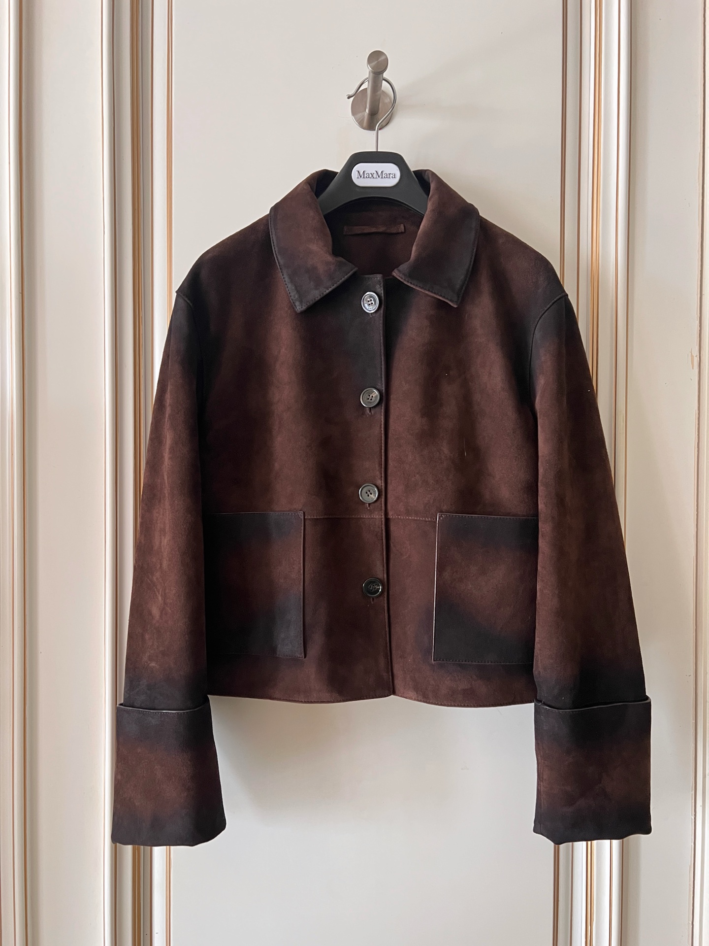NO:868761,The exclusive first release of high-end original quality LOEW*26 new products, Chen Duling's same style retro suede jacket and leather jacket!  Modern and fashionable design with hand-made distressed coloring technology. Lapel double pockets, rolled sleeves, H version, three-dimensional tailoring that looks simple and super heavy-duty!  Top-grade imported suede lambskin, the leather feels oily and delicate!  Retro American classic, super favorite!  It has a cool and casual lazy style, and the perfect workmanship quality depends on the details!  Two colors S-XL., Loewe-clothing, loewe, loewe, jackets & coats, leather jacket, sheepskin, chamois leather,19860909独家首发高端原单品质LOEW*26新品 陈都灵同款复古麂皮绒夹克皮衣！摩登时髦的手工做旧擦色工艺设计.翻领双口袋卷袖H版型,立体剪裁看似简单版型超重工！顶级进口麂皮绒小羊皮,皮质肉感油润细腻！复古美式经典超级大爱！又A又飒随性的慵懒风,完美做工品质看细节！两色S-XL.,罗意威-服装,loewe,loewe,jackets & coats,leather jacket,sheepskin,chamois leather,,Women's clothing