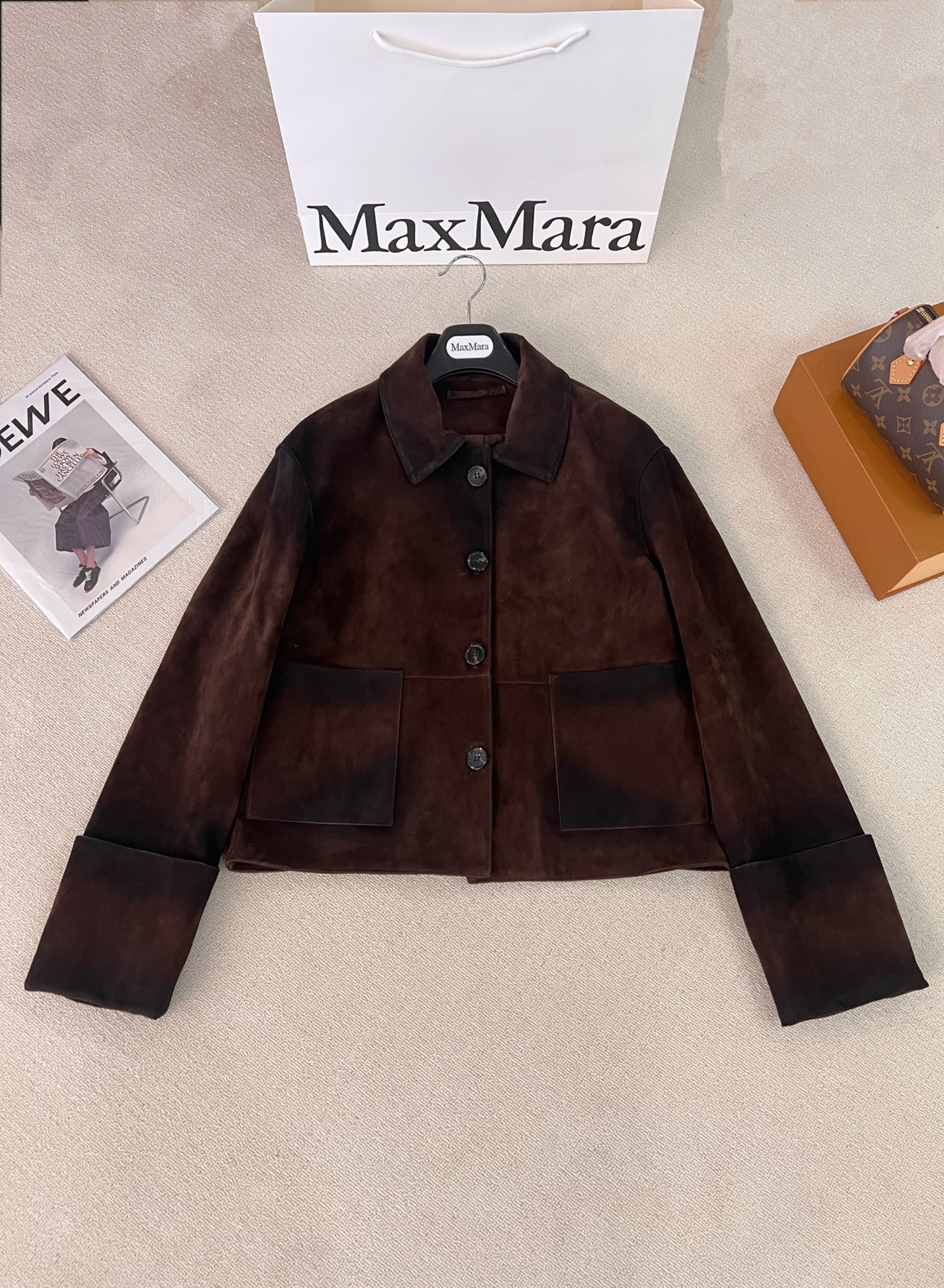 NO:889808,The exclusive first release of high-end original quality LOEW*26 new products, Chen Duling's same style retro suede jacket and leather jacket!  Modern and fashionable design with hand-made distressed coloring technology. Lapel double pockets, rolled sleeves, H version, three-dimensional tailoring that looks simple and super heavy-duty!  Top-grade imported suede lambskin, the leather feels oily and delicate!  Retro American classic, super favorite!  It has a cool and casual lazy style, and the perfect workmanship quality depends on the details!  Two colors S-XL., Loewe-clothing, loewe, loewe, jackets & coats, leather jacket, sheepskin, chamois leather,19860909独家首发高端原单品质LOEW*26新品 陈都灵同款复古麂皮绒夹克皮衣！摩登时髦的手工做旧擦色工艺设计.翻领双口袋卷袖H版型,立体剪裁看似简单版型超重工！顶级进口麂皮绒小羊皮,皮质肉感油润细腻！复古美式经典超级大爱！又A又飒随性的慵懒风,完美做工品质看细节！两色S-XL.,罗意威-服装,loewe,loewe,jackets & coats,leather jacket,sheepskin,chamois leather,,Women's clothing