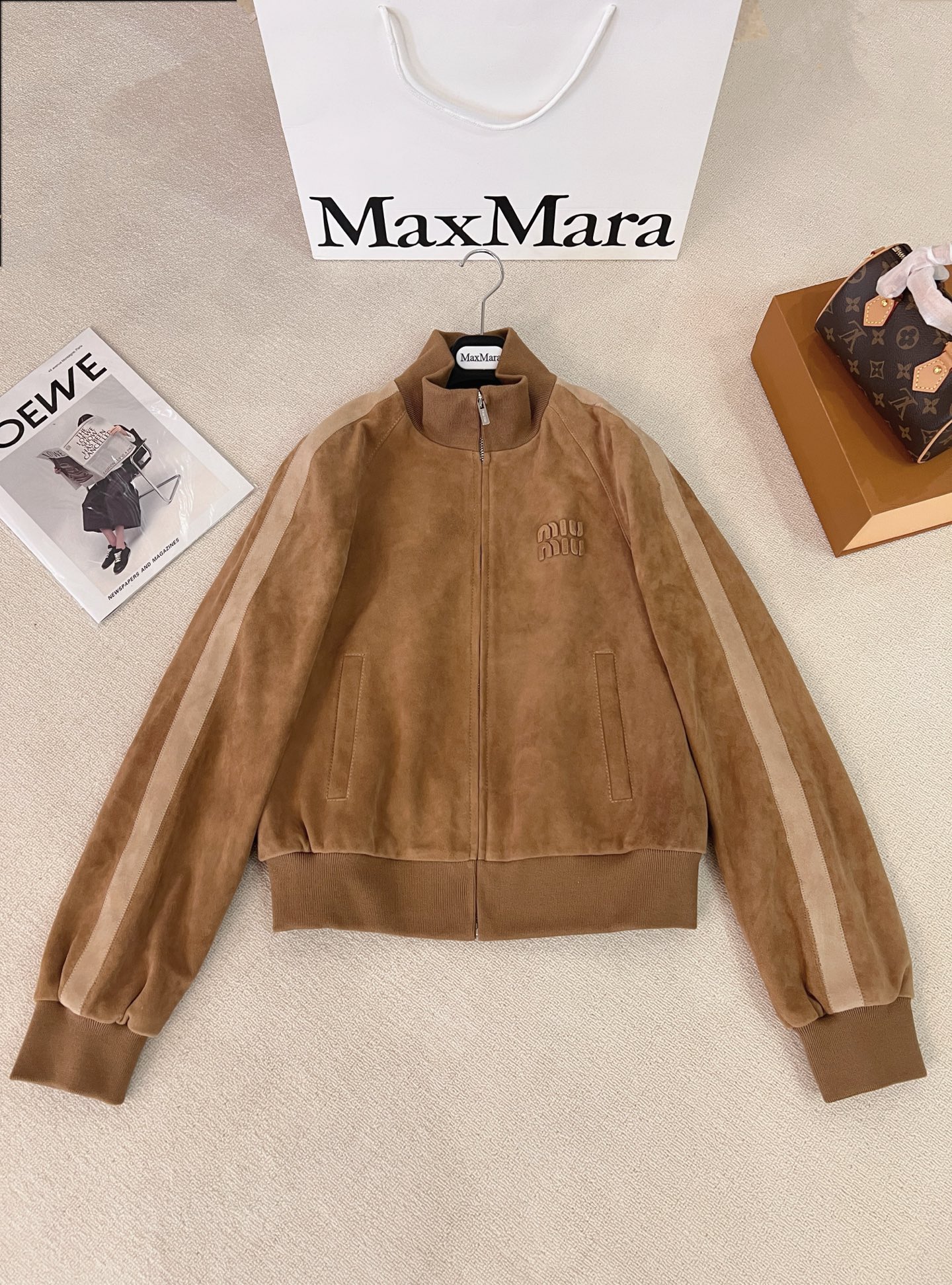 NO:890905,————MiuMiu—————— 2026 spring and summer new leather jackets, the best outerwear items of this season!  Original custom-made, sweet and cool retro style, easy-to-match and fashionable version!  - MATERIAL - Fabric imported from South Africa goat suede sheepskin sizeS-XL, Miumiu-clothing, miumiu, jackets & coats, leather jacket, sheepskin,19860909——————MiuMiu—————— 2026春夏新品新款皮衣 本季度最佳外套单品！原版订制 甜酷风复古气质,版型不挑人百搭又时髦！ - MATERIAL 材质 - 面料进口南非山羊反绒羊皮 sizeS-XL,缪缪-服装,miumiu,jackets & coats,leather jacket,sheepskin,,Women's clothing