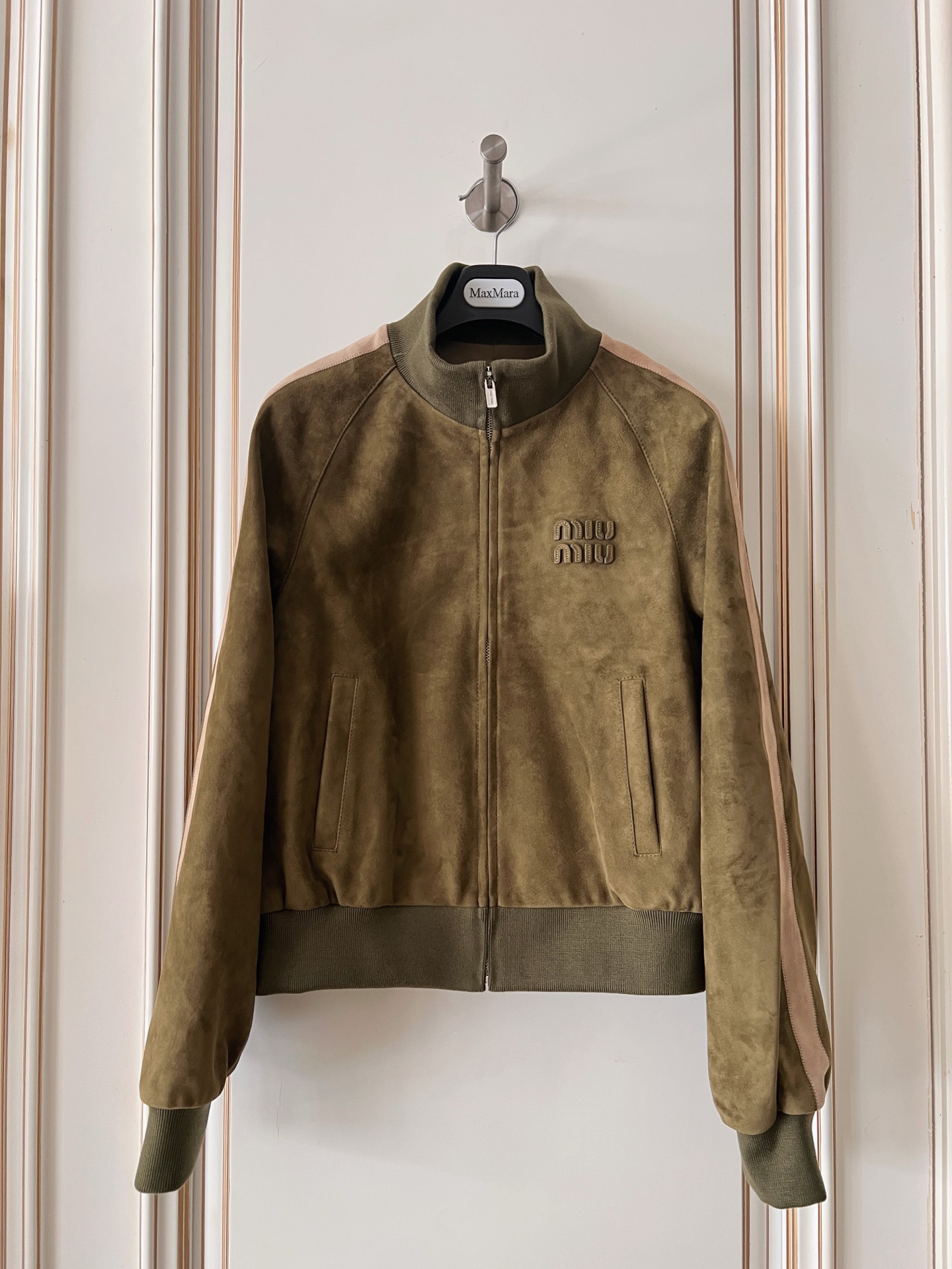 NO:927405,————MiuMiu—————— 2026 spring and summer new leather jackets, the best outerwear items of this season!  Original custom-made, sweet and cool retro style, easy-to-match and fashionable version!  - MATERIAL - Fabric imported from South Africa goat suede sheepskin sizeS-XL, Miumiu-clothing, miumiu, jackets & coats, leather jacket, sheepskin,19860909——————MiuMiu—————— 2026春夏新品新款皮衣 本季度最佳外套单品！原版订制 甜酷风复古气质,版型不挑人百搭又时髦！ - MATERIAL 材质 - 面料进口南非山羊反绒羊皮 sizeS-XL,缪缪-服装,miumiu,jackets & coats,leather jacket,sheepskin,,Women's clothing