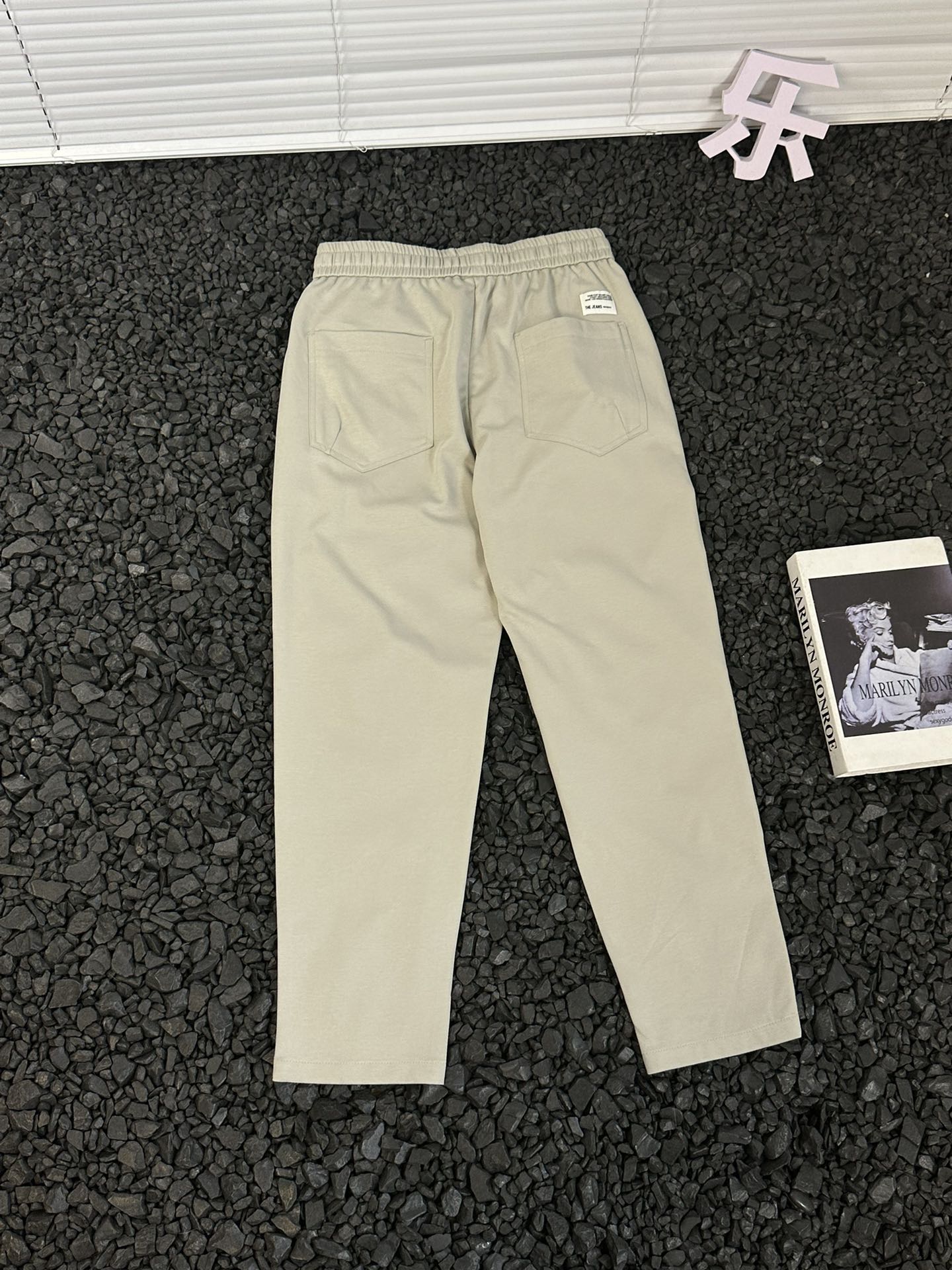 💰140
- DESCENTE/迪桑特 24ss春夏款户外休闲直筒裤纯色松紧长裤 -
应季轻薄丝滑长裤,优选版型,无敌好长裤!!定制冰丝涤纶锦纶符合年面料,爽滑柔软同时透气舒适!!左下口袋处有品牌标识硅胶logo,简简单单 搭配松紧腰抽绳!认准印花原版包装袋!内里全包边隐藏式车线,干净漂亮 !面料厚实,上身很舒适!
型男搭配出街,绝对是炸翻全场✔经典永远是经典,原样打版,这个款真的是简单却高级!8800125
颜色:黑色 灰色 卡其色 米色
尺码:M-4XL
M 腰围72 臀围104 裤长98 适合90-120斤
L 腰围75 臀围108 裤长99 适合120-140斤
XL 腰围78 臀围112 裤长100 适合140-160斤
2XL 腰围81 臀围116 裤长101 适合160-180斤
3XL 腰围84 臀围120 裤长102 适合180-200
4XL 腰围87 臀围124 裤长103 适合200-220
数据仅供参考,请根据自己穿着习惯选购,人工测量存在1-3cm左右误差
