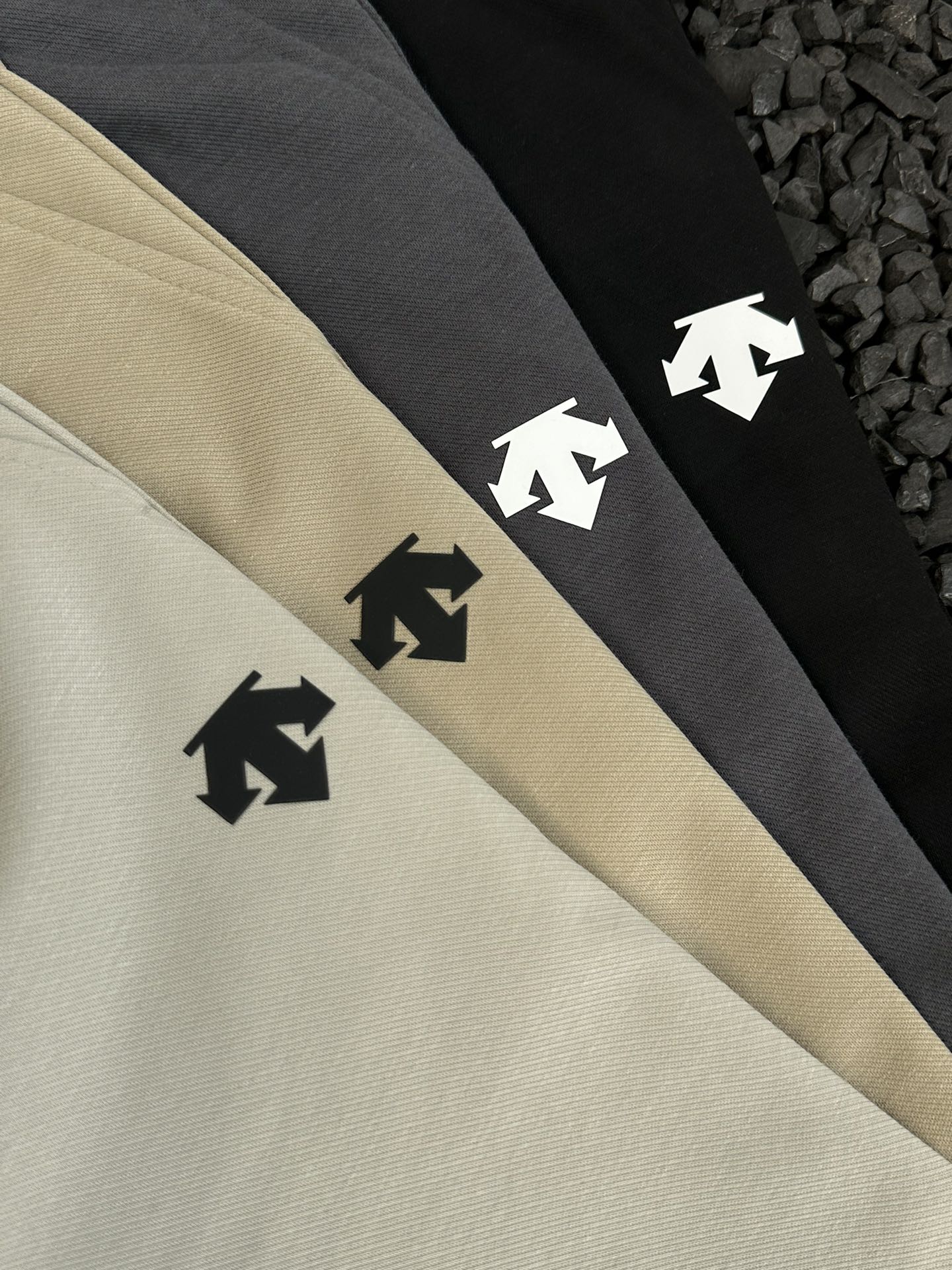 💰140
- DESCENTE/迪桑特 24ss春夏款户外休闲直筒裤纯色松紧长裤 -
应季轻薄丝滑长裤,优选版型,无敌好长裤!!定制冰丝涤纶锦纶符合年面料,爽滑柔软同时透气舒适!!左下口袋处有品牌标识硅胶logo,简简单单 搭配松紧腰抽绳!认准印花原版包装袋!内里全包边隐藏式车线,干净漂亮 !面料厚实,上身很舒适!
型男搭配出街,绝对是炸翻全场✔经典永远是经典,原样打版,这个款真的是简单却高级!8800125
颜色:黑色 灰色 卡其色 米色
尺码:M-4XL
M 腰围72 臀围104 裤长98 适合90-120斤
L 腰围75 臀围108 裤长99 适合120-140斤
XL 腰围78 臀围112 裤长100 适合140-160斤
2XL 腰围81 臀围116 裤长101 适合160-180斤
3XL 腰围84 臀围120 裤长102 适合180-200
4XL 腰围87 臀围124 裤长103 适合200-220
数据仅供参考,请根据自己穿着习惯选购,人工测量存在1-3cm左右误差