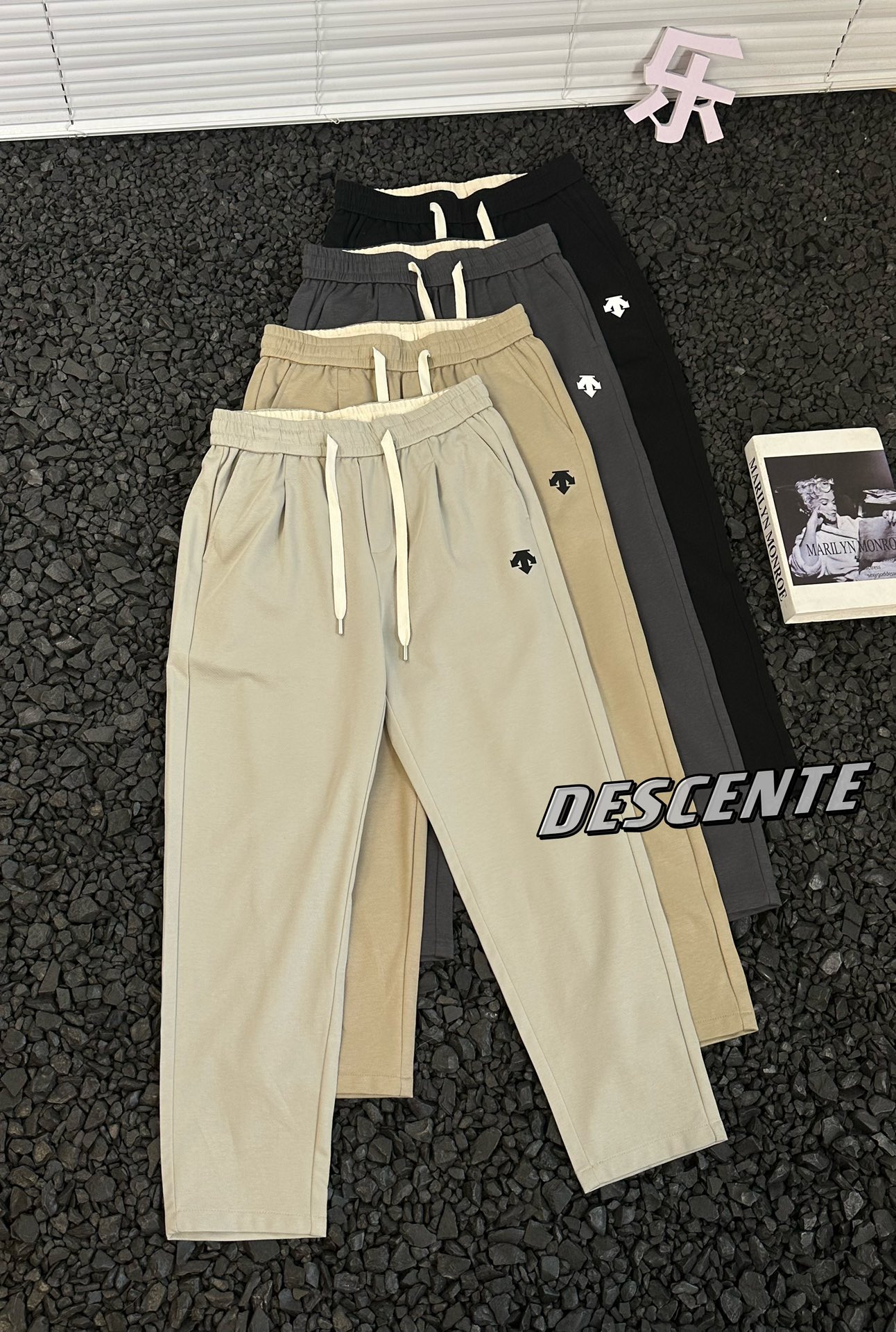 💰140
- DESCENTE/迪桑特 24ss春夏款户外休闲直筒裤纯色松紧长裤 -
应季轻薄丝滑长裤,优选版型,无敌好长裤!!定制冰丝涤纶锦纶符合年面料,爽滑柔软同时透气舒适!!左下口袋处有品牌标识硅胶logo,简简单单 搭配松紧腰抽绳!认准印花原版包装袋!内里全包边隐藏式车线,干净漂亮 !面料厚实,上身很舒适!
型男搭配出街,绝对是炸翻全场✔经典永远是经典,原样打版,这个款真的是简单却高级!8800125
颜色:黑色 灰色 卡其色 米色
尺码:M-4XL
M 腰围72 臀围104 裤长98 适合90-120斤
L 腰围75 臀围108 裤长99 适合120-140斤
XL 腰围78 臀围112 裤长100 适合140-160斤
2XL 腰围81 臀围116 裤长101 适合160-180斤
3XL 腰围84 臀围120 裤长102 适合180-200
4XL 腰围87 臀围124 裤长103 适合200-220
数据仅供参考,请根据自己穿着习惯选购,人工测量存在1-3cm左右误差