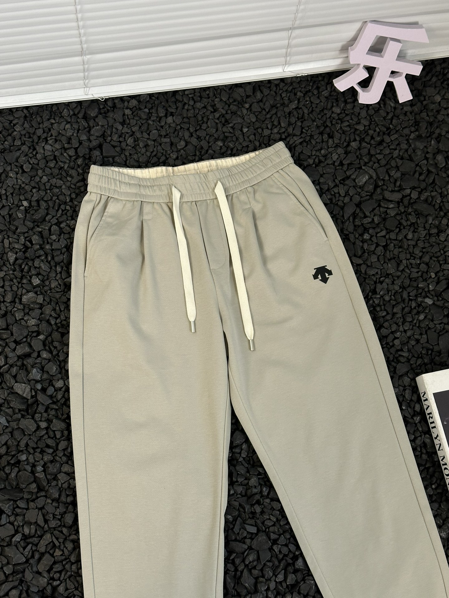 💰140
- DESCENTE/迪桑特 24ss春夏款户外休闲直筒裤纯色松紧长裤 -
应季轻薄丝滑长裤,优选版型,无敌好长裤!!定制冰丝涤纶锦纶符合年面料,爽滑柔软同时透气舒适!!左下口袋处有品牌标识硅胶logo,简简单单 搭配松紧腰抽绳!认准印花原版包装袋!内里全包边隐藏式车线,干净漂亮 !面料厚实,上身很舒适!
型男搭配出街,绝对是炸翻全场✔经典永远是经典,原样打版,这个款真的是简单却高级!8800125
颜色:黑色 灰色 卡其色 米色
尺码:M-4XL
M 腰围72 臀围104 裤长98 适合90-120斤
L 腰围75 臀围108 裤长99 适合120-140斤
XL 腰围78 臀围112 裤长100 适合140-160斤
2XL 腰围81 臀围116 裤长101 适合160-180斤
3XL 腰围84 臀围120 裤长102 适合180-200
4XL 腰围87 臀围124 裤长103 适合200-220
数据仅供参考,请根据自己穿着习惯选购,人工测量存在1-3cm左右误差