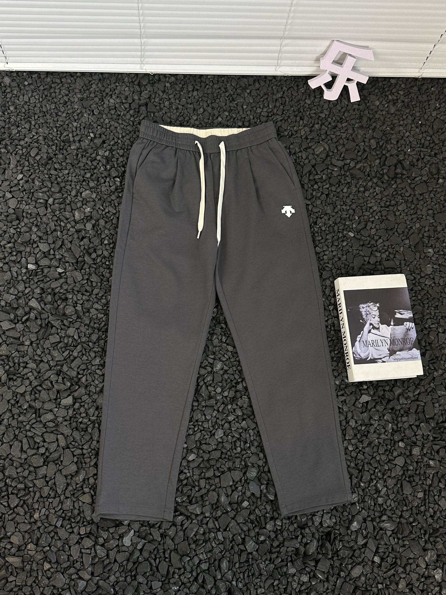 💰140
- DESCENTE/迪桑特 24ss春夏款户外休闲直筒裤纯色松紧长裤 -
应季轻薄丝滑长裤,优选版型,无敌好长裤!!定制冰丝涤纶锦纶符合年面料,爽滑柔软同时透气舒适!!左下口袋处有品牌标识硅胶logo,简简单单 搭配松紧腰抽绳!认准印花原版包装袋!内里全包边隐藏式车线,干净漂亮 !面料厚实,上身很舒适!
型男搭配出街,绝对是炸翻全场✔经典永远是经典,原样打版,这个款真的是简单却高级!8800125
颜色:黑色 灰色 卡其色 米色
尺码:M-4XL
M 腰围72 臀围104 裤长98 适合90-120斤
L 腰围75 臀围108 裤长99 适合120-140斤
XL 腰围78 臀围112 裤长100 适合140-160斤
2XL 腰围81 臀围116 裤长101 适合160-180斤
3XL 腰围84 臀围120 裤长102 适合180-200
4XL 腰围87 臀围124 裤长103 适合200-220
数据仅供参考,请根据自己穿着习惯选购,人工测量存在1-3cm左右误差