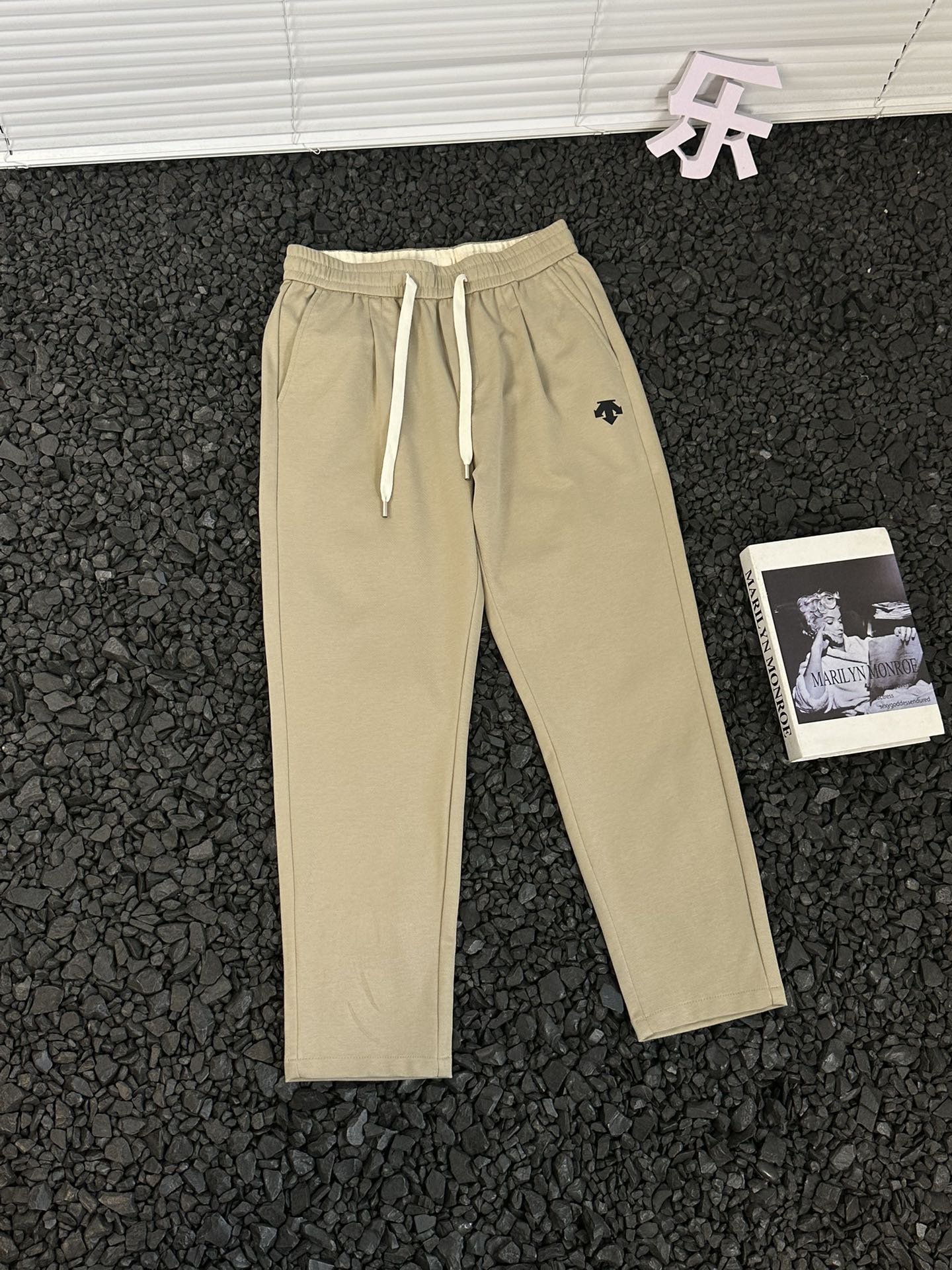 💰140
- DESCENTE/迪桑特 24ss春夏款户外休闲直筒裤纯色松紧长裤 -
应季轻薄丝滑长裤,优选版型,无敌好长裤!!定制冰丝涤纶锦纶符合年面料,爽滑柔软同时透气舒适!!左下口袋处有品牌标识硅胶logo,简简单单 搭配松紧腰抽绳!认准印花原版包装袋!内里全包边隐藏式车线,干净漂亮 !面料厚实,上身很舒适!
型男搭配出街,绝对是炸翻全场✔经典永远是经典,原样打版,这个款真的是简单却高级!8800125
颜色:黑色 灰色 卡其色 米色
尺码:M-4XL
M 腰围72 臀围104 裤长98 适合90-120斤
L 腰围75 臀围108 裤长99 适合120-140斤
XL 腰围78 臀围112 裤长100 适合140-160斤
2XL 腰围81 臀围116 裤长101 适合160-180斤
3XL 腰围84 臀围120 裤长102 适合180-200
4XL 腰围87 臀围124 裤长103 适合200-220
数据仅供参考,请根据自己穿着习惯选购,人工测量存在1-3cm左右误差