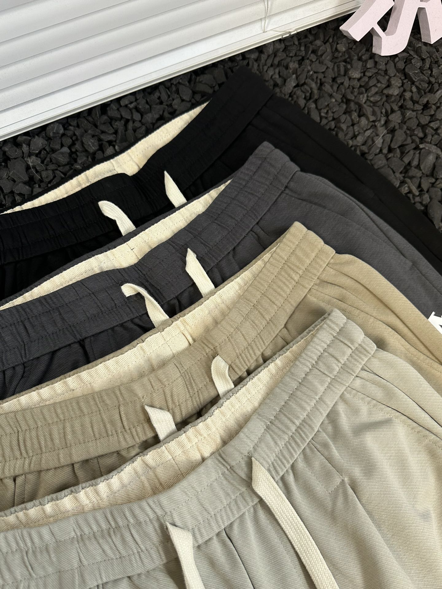 💰140
- DESCENTE/迪桑特 24ss春夏款户外休闲直筒裤纯色松紧长裤 -
应季轻薄丝滑长裤,优选版型,无敌好长裤!!定制冰丝涤纶锦纶符合年面料,爽滑柔软同时透气舒适!!左下口袋处有品牌标识硅胶logo,简简单单 搭配松紧腰抽绳!认准印花原版包装袋!内里全包边隐藏式车线,干净漂亮 !面料厚实,上身很舒适!
型男搭配出街,绝对是炸翻全场✔经典永远是经典,原样打版,这个款真的是简单却高级!8800125
颜色:黑色 灰色 卡其色 米色
尺码:M-4XL
M 腰围72 臀围104 裤长98 适合90-120斤
L 腰围75 臀围108 裤长99 适合120-140斤
XL 腰围78 臀围112 裤长100 适合140-160斤
2XL 腰围81 臀围116 裤长101 适合160-180斤
3XL 腰围84 臀围120 裤长102 适合180-200
4XL 腰围87 臀围124 裤长103 适合200-220
数据仅供参考,请根据自己穿着习惯选购,人工测量存在1-3cm左右误差