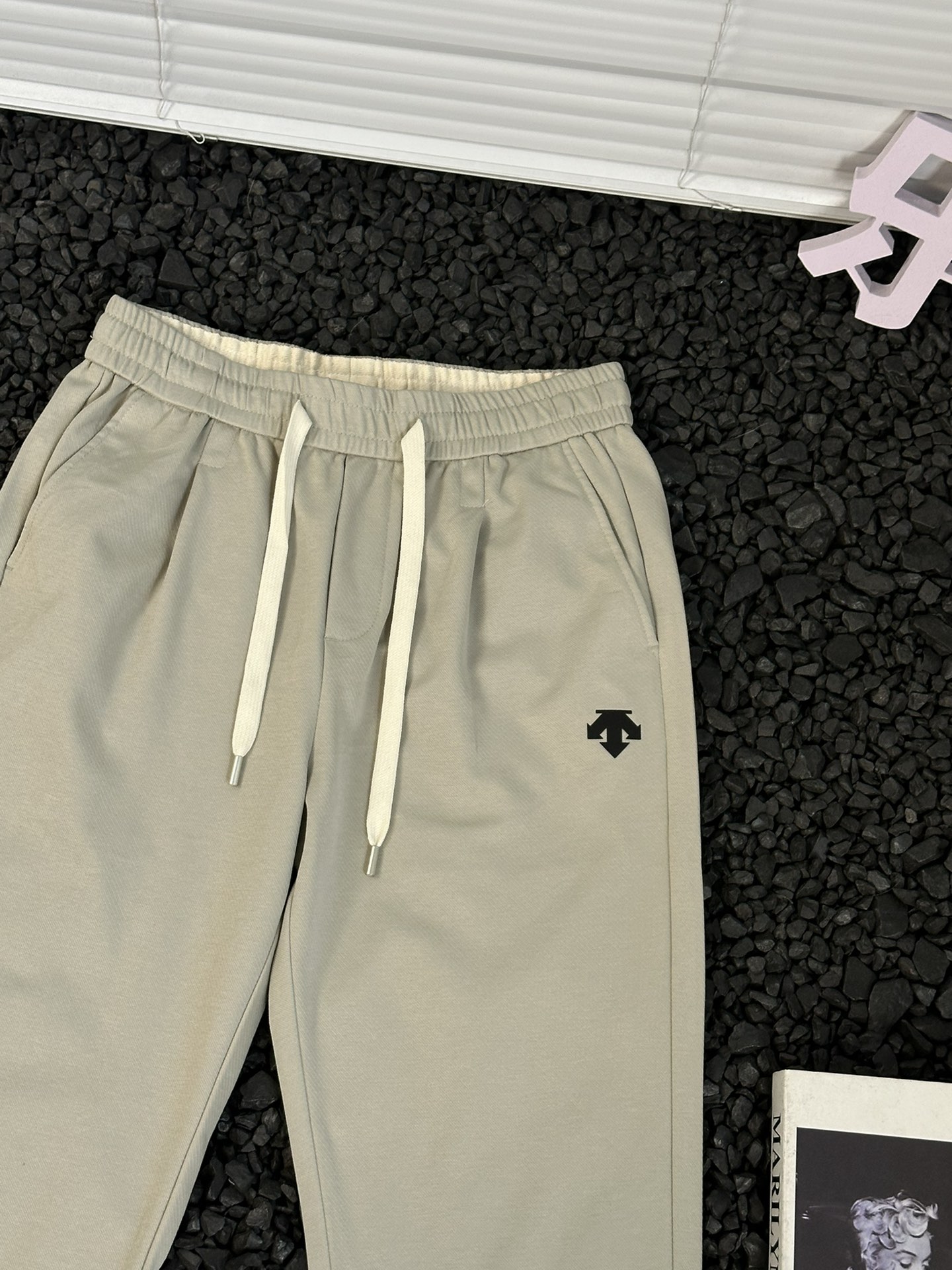 💰140
- DESCENTE/迪桑特 24ss春夏款户外休闲直筒裤纯色松紧长裤 -
应季轻薄丝滑长裤,优选版型,无敌好长裤!!定制冰丝涤纶锦纶符合年面料,爽滑柔软同时透气舒适!!左下口袋处有品牌标识硅胶logo,简简单单 搭配松紧腰抽绳!认准印花原版包装袋!内里全包边隐藏式车线,干净漂亮 !面料厚实,上身很舒适!
型男搭配出街,绝对是炸翻全场✔经典永远是经典,原样打版,这个款真的是简单却高级!8800125
颜色:黑色 灰色 卡其色 米色
尺码:M-4XL
M 腰围72 臀围104 裤长98 适合90-120斤
L 腰围75 臀围108 裤长99 适合120-140斤
XL 腰围78 臀围112 裤长100 适合140-160斤
2XL 腰围81 臀围116 裤长101 适合160-180斤
3XL 腰围84 臀围120 裤长102 适合180-200
4XL 腰围87 臀围124 裤长103 适合200-220
数据仅供参考,请根据自己穿着习惯选购,人工测量存在1-3cm左右误差