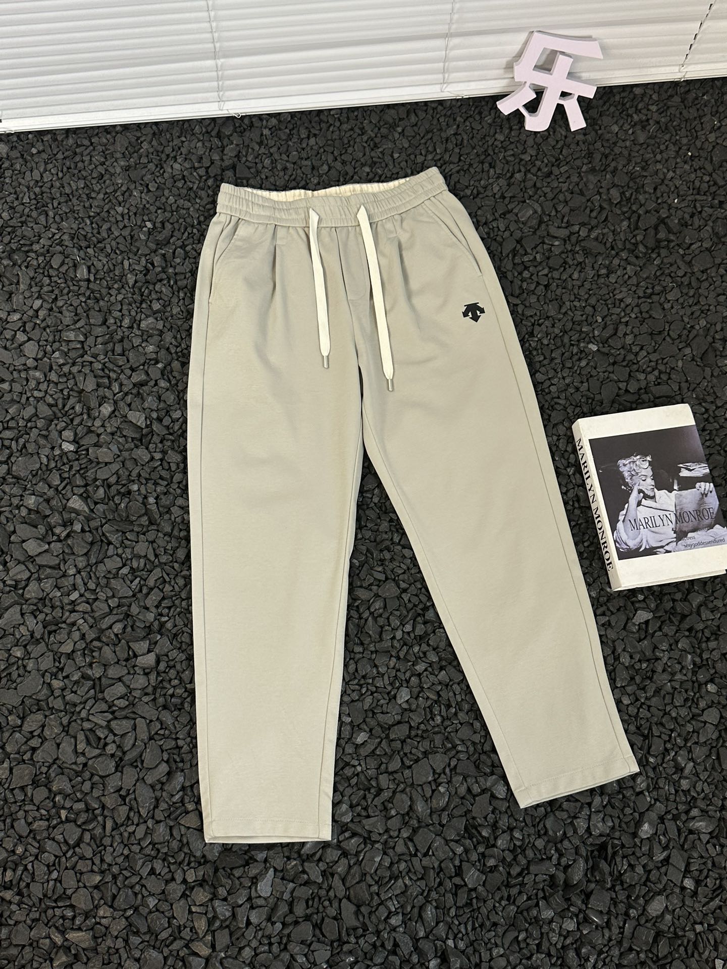 💰140
- DESCENTE/迪桑特 24ss春夏款户外休闲直筒裤纯色松紧长裤 -
应季轻薄丝滑长裤,优选版型,无敌好长裤!!定制冰丝涤纶锦纶符合年面料,爽滑柔软同时透气舒适!!左下口袋处有品牌标识硅胶logo,简简单单 搭配松紧腰抽绳!认准印花原版包装袋!内里全包边隐藏式车线,干净漂亮 !面料厚实,上身很舒适!
型男搭配出街,绝对是炸翻全场✔经典永远是经典,原样打版,这个款真的是简单却高级!8800125
颜色:黑色 灰色 卡其色 米色
尺码:M-4XL
M 腰围72 臀围104 裤长98 适合90-120斤
L 腰围75 臀围108 裤长99 适合120-140斤
XL 腰围78 臀围112 裤长100 适合140-160斤
2XL 腰围81 臀围116 裤长101 适合160-180斤
3XL 腰围84 臀围120 裤长102 适合180-200
4XL 腰围87 臀围124 裤长103 适合200-220
数据仅供参考,请根据自己穿着习惯选购,人工测量存在1-3cm左右误差